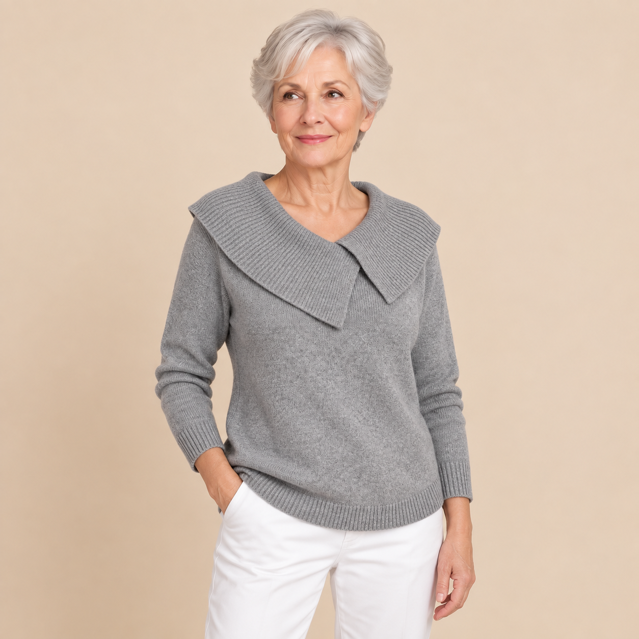 Adela Pullover – Grau – Modelpose