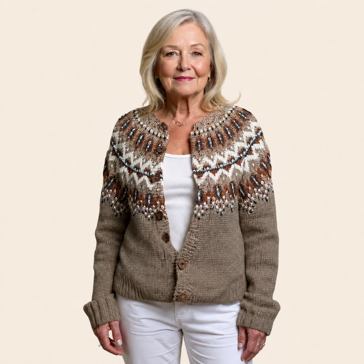 Adeline | Vintage-Icelandic Cardigan – warmbeiger Studiohintergrund