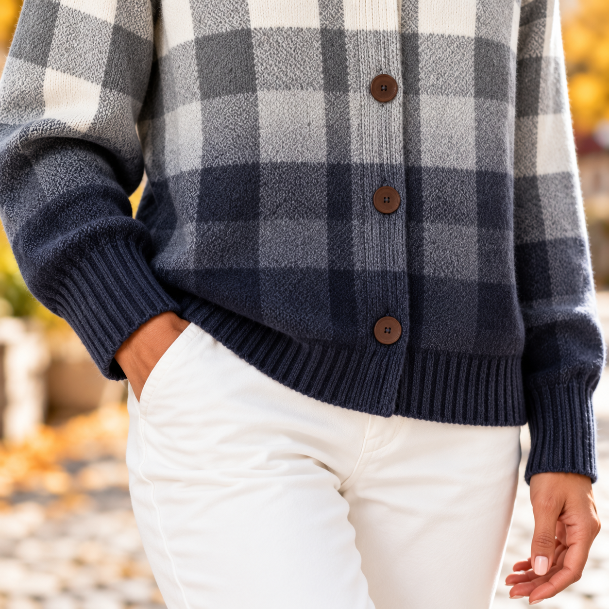 Agnes – Karierter Cardigan mit Farbverlauf in Grau – Ärmel und Saum