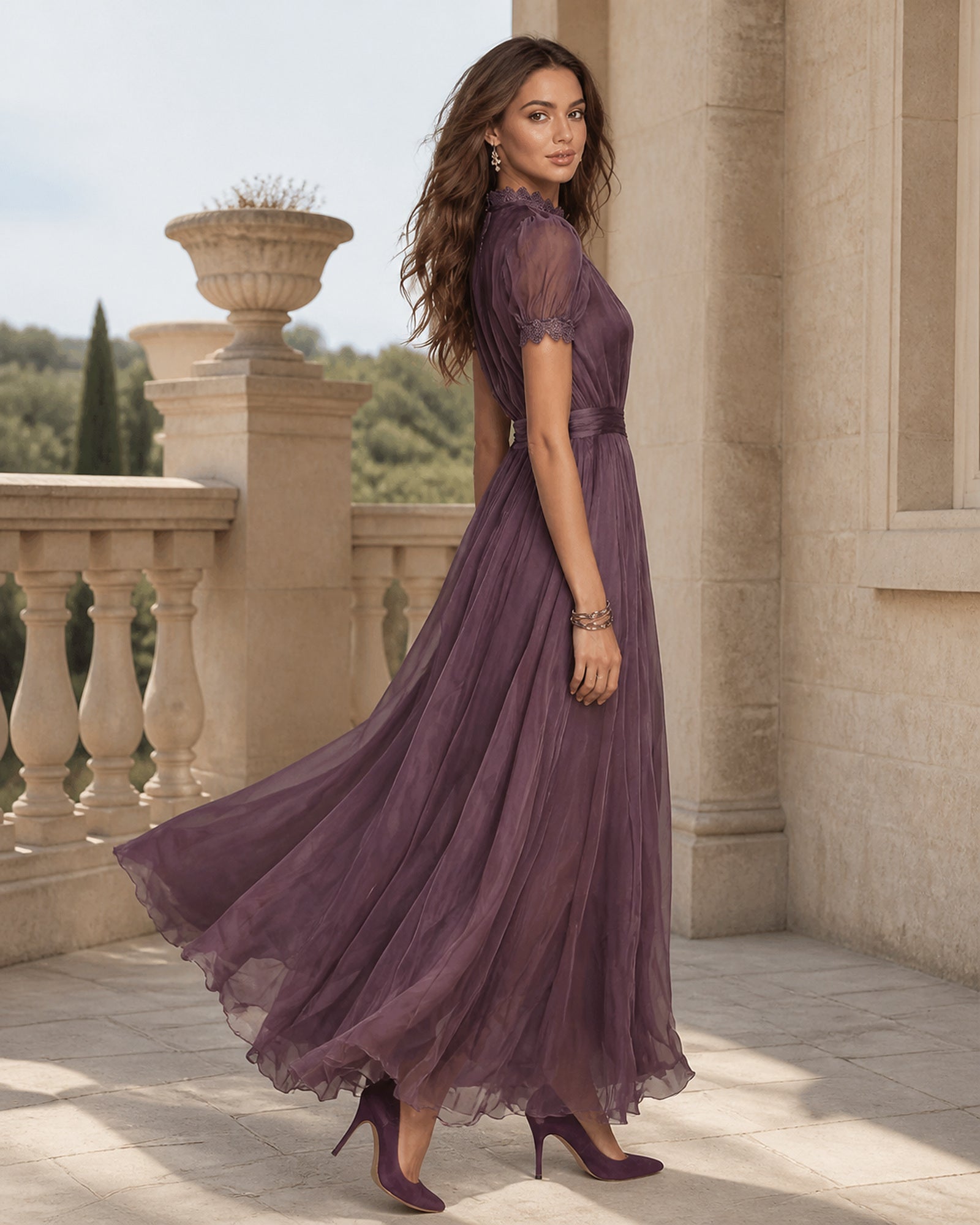 Alexandra-Maria în rochie maxi violetă, vedere laterală în exterior