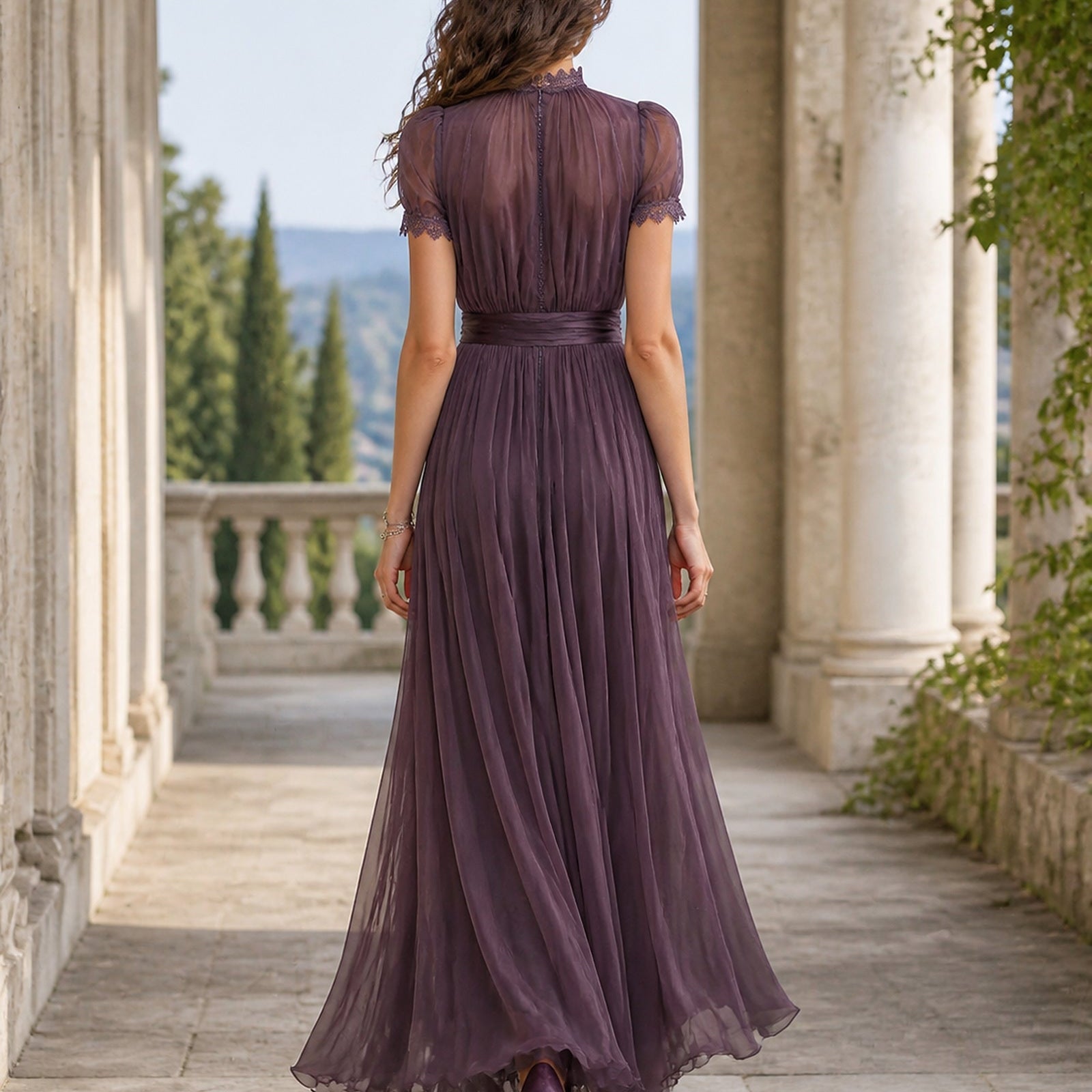 Alexandra-Maria în rochie maxi violetă, vedere din spate în exterior