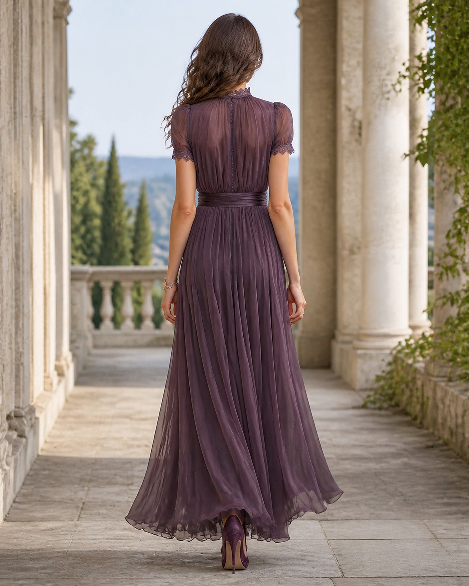 Alexandra-Maria în rochie maxi violetă, vedere din spate în exterior