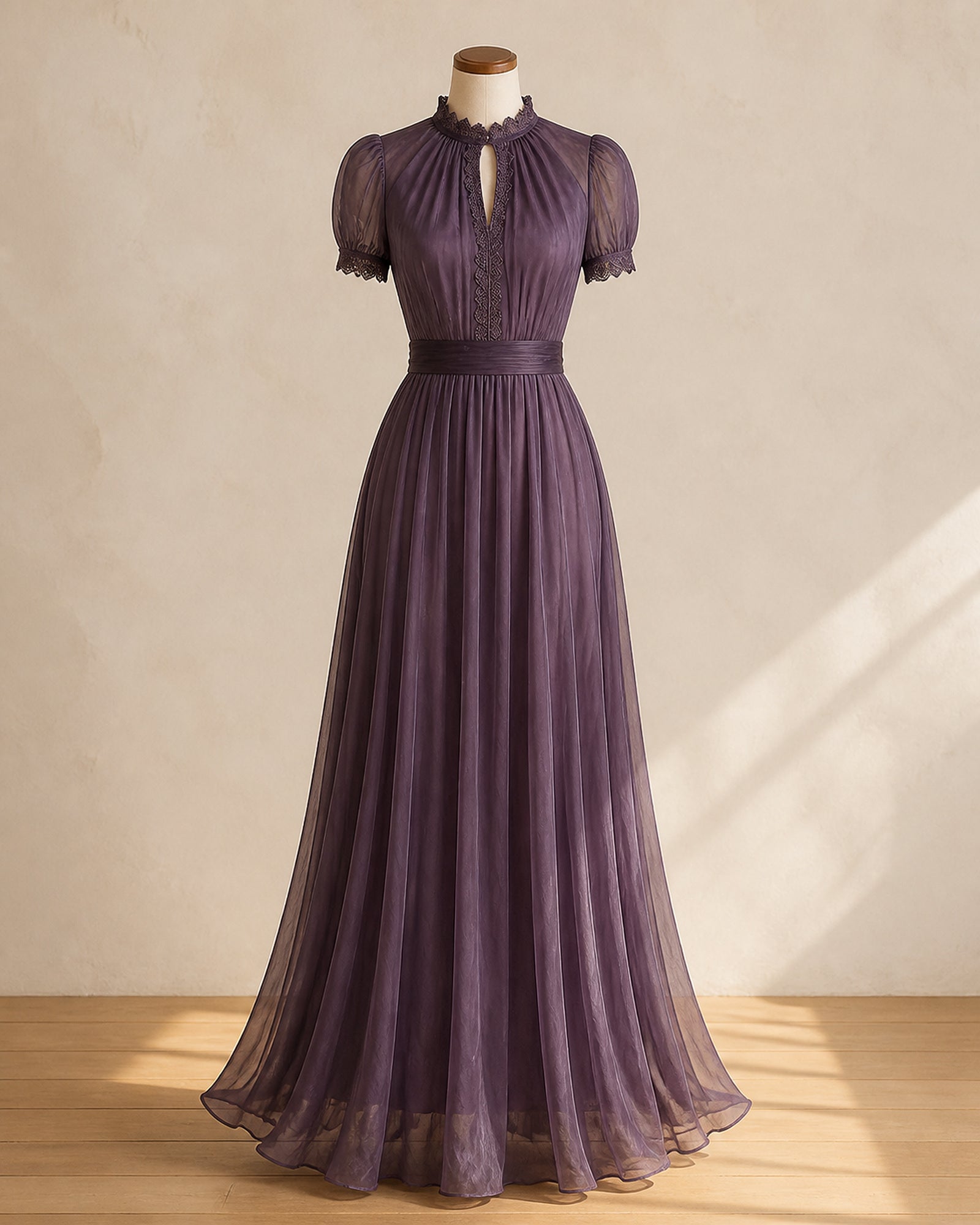 Rochie maxi violetă Alexandra-Maria prezentată complet pe manechin