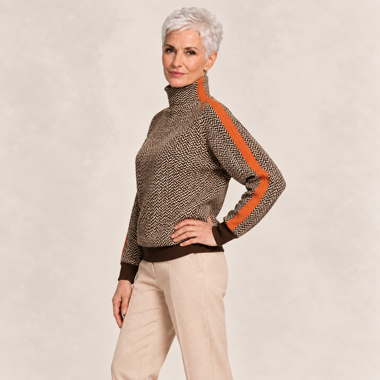 Alisa Rollkragenpullover Orange – seitliche Pose