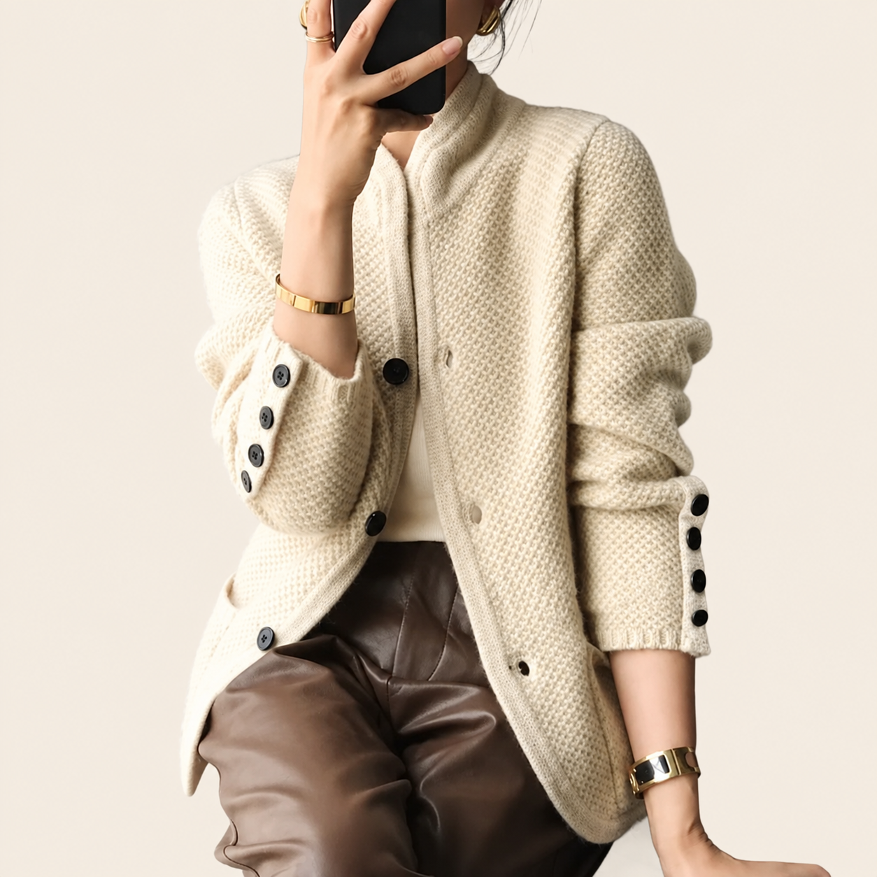 Alissa | Eleganter und Bequeme Cardigan – warmbeiger Studiohintergrund