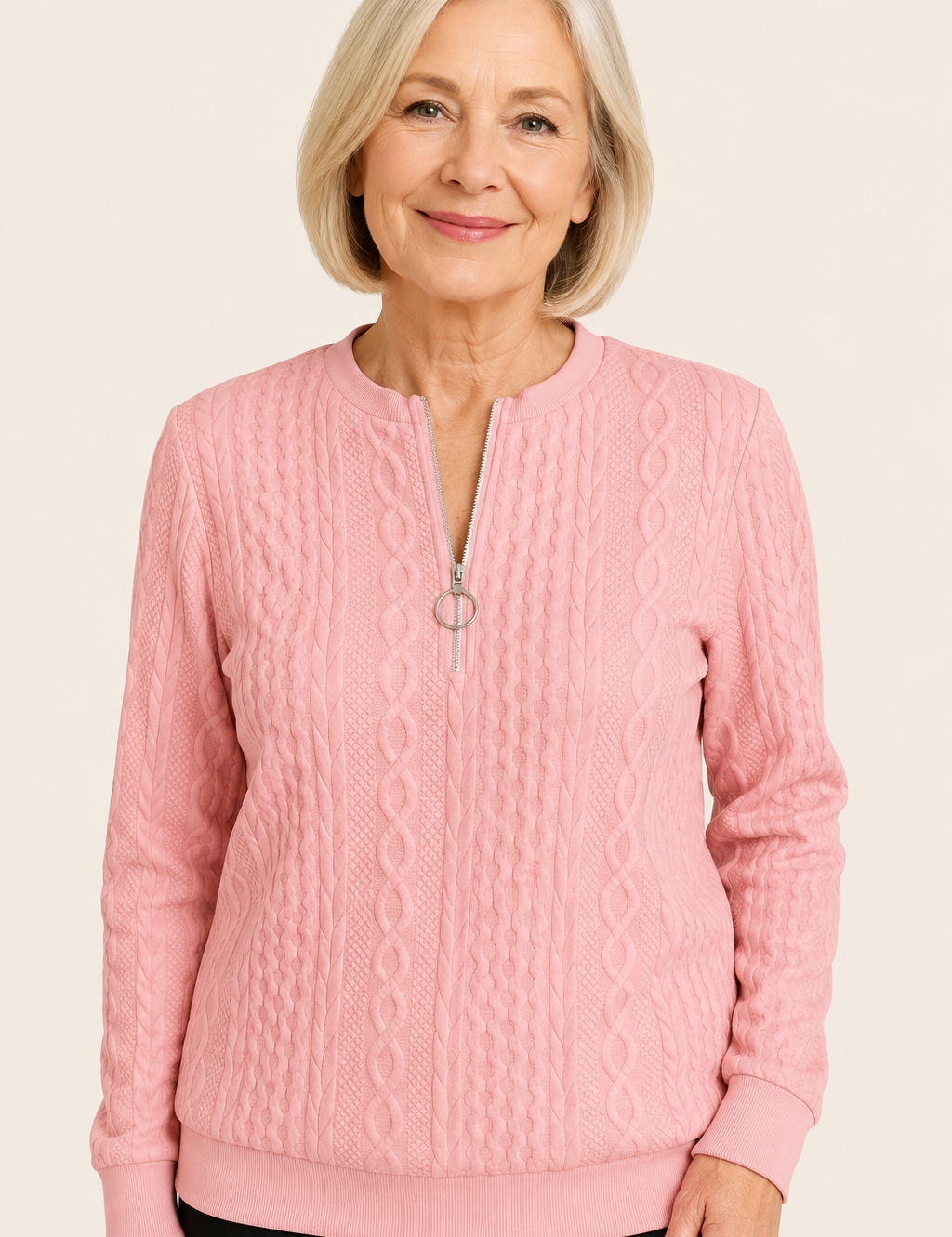 Amalie rosa Strickpullover mit Ring-Reißverschluss an reifer Frau auf warmem beigem Hintergrund