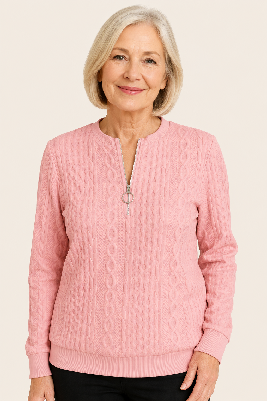 Amalie rosa Strickpullover mit Ring-Reißverschluss an reifer Frau auf warmem beigem Hintergrund
