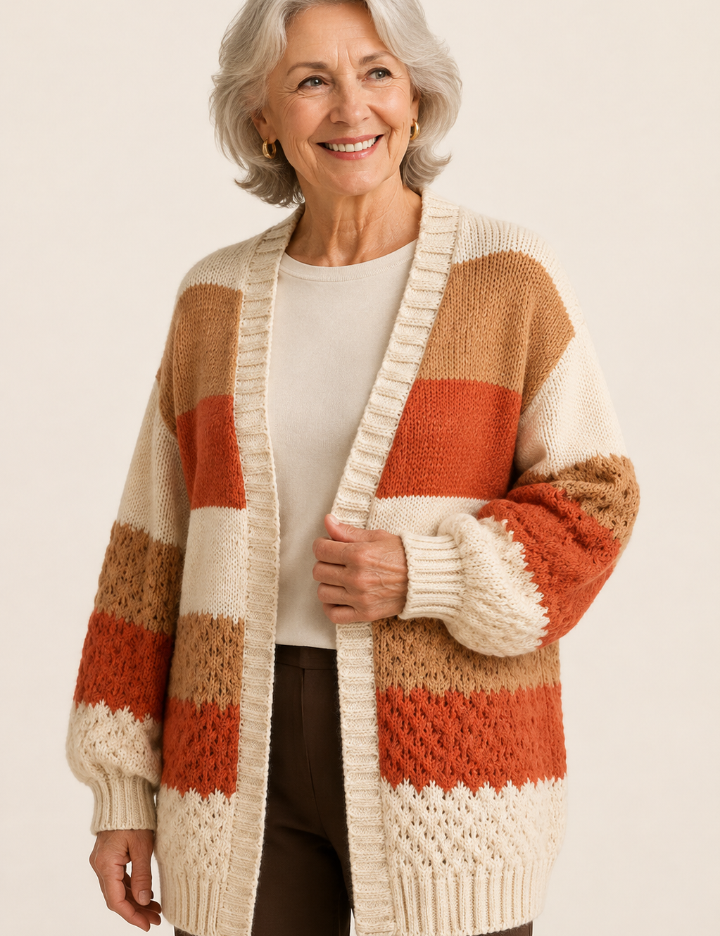 Oversized Farbblock-Strickjacke auf warmem beigem Hintergrund