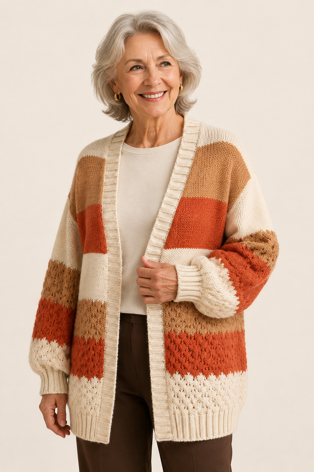 Oversized Farbblock-Strickjacke auf warmem beigem Hintergrund