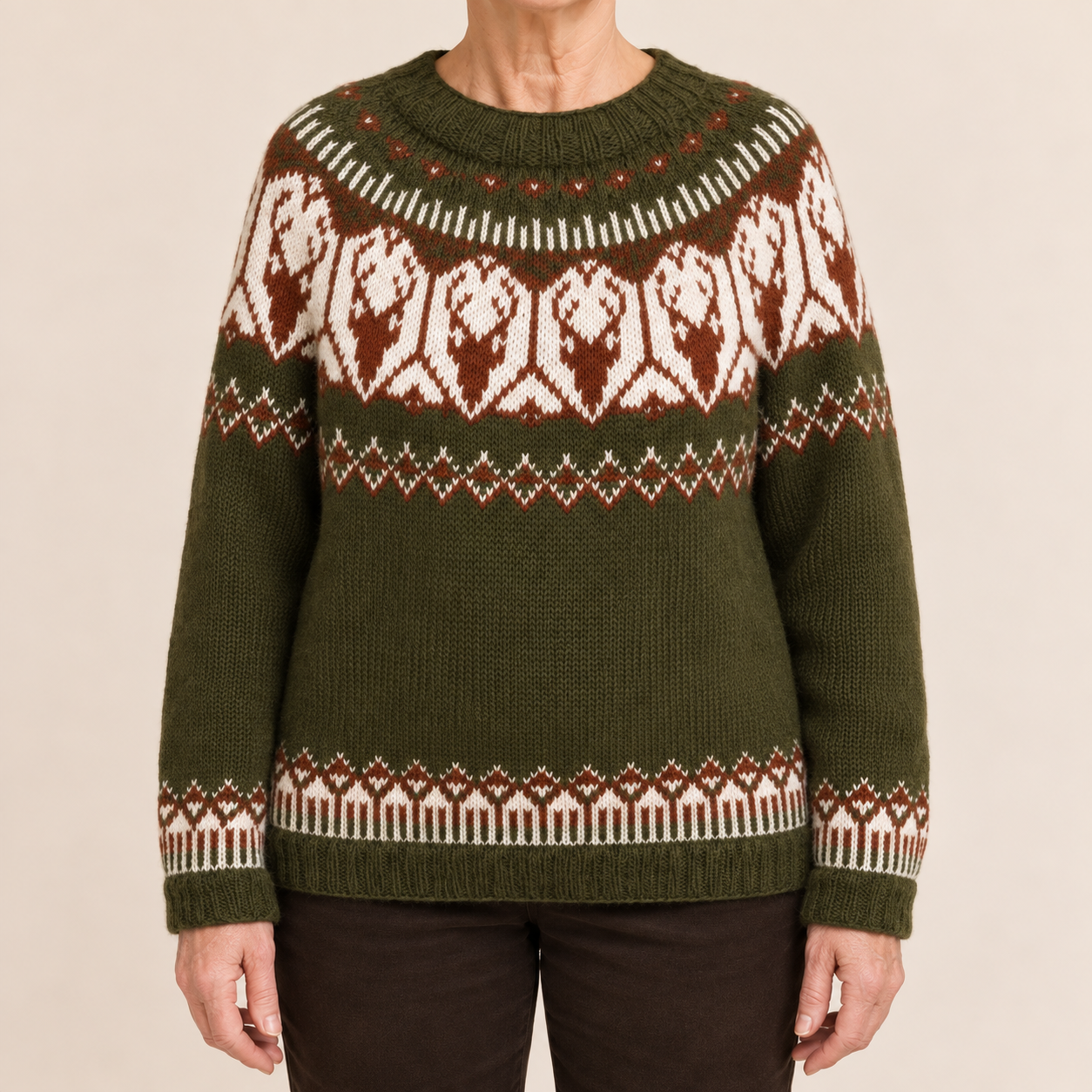 Ana-Andreea – Olivgrüner Hirsch-Pullover, vollständige Nahansicht