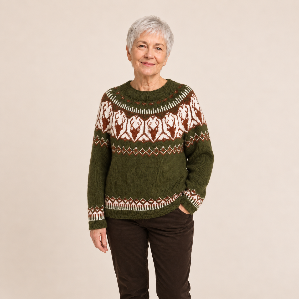 Ana-Andreea – Hirsch-Pullover an Model auf beigem Hintergrund