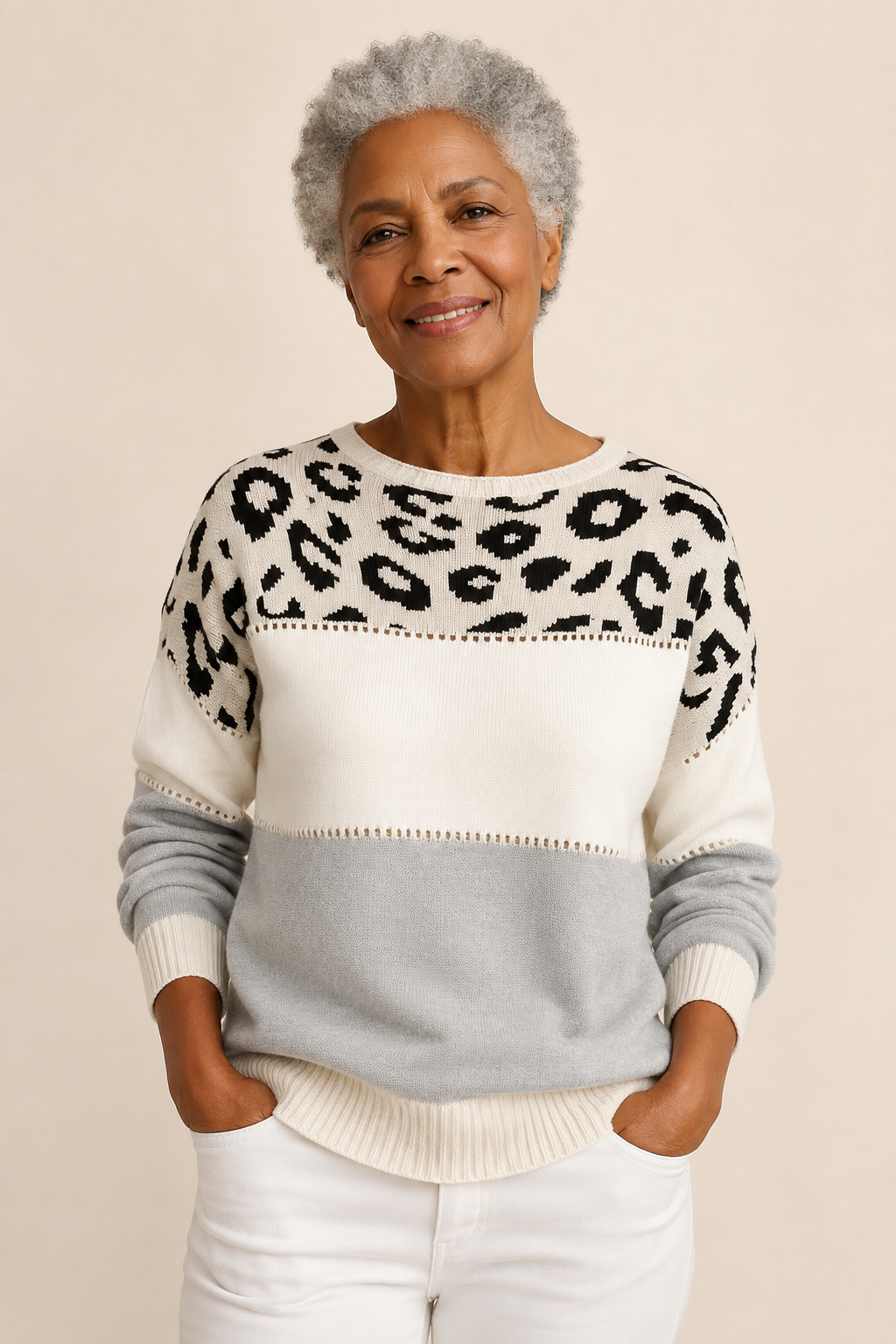 Ana-Gabriela Leoparden-Colorblock-Pullover an reifer Frau auf warmem beigem Hintergrund