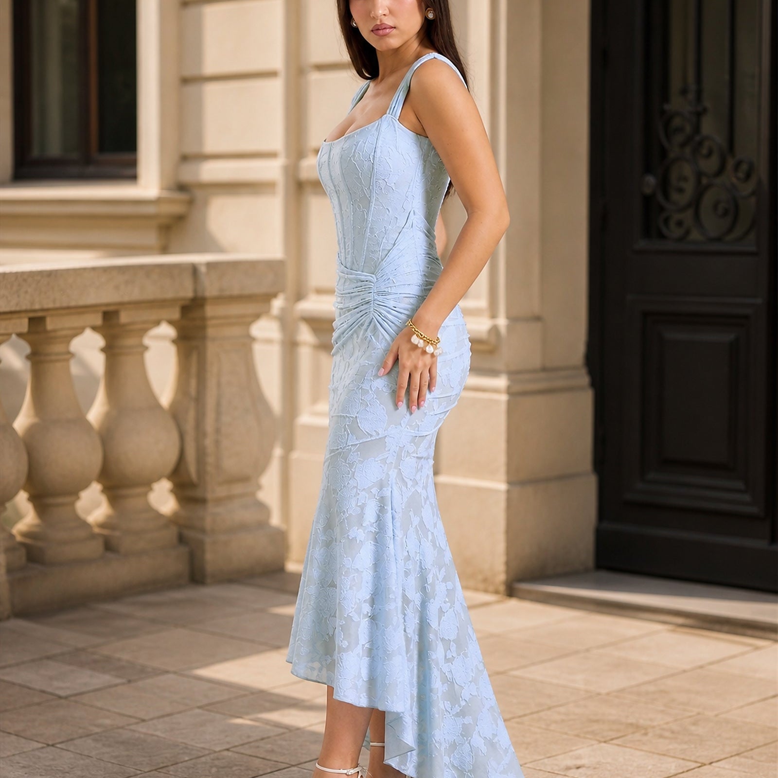 Ana-Maria în rochie albastră din dantelă, vedere laterală în exterior
