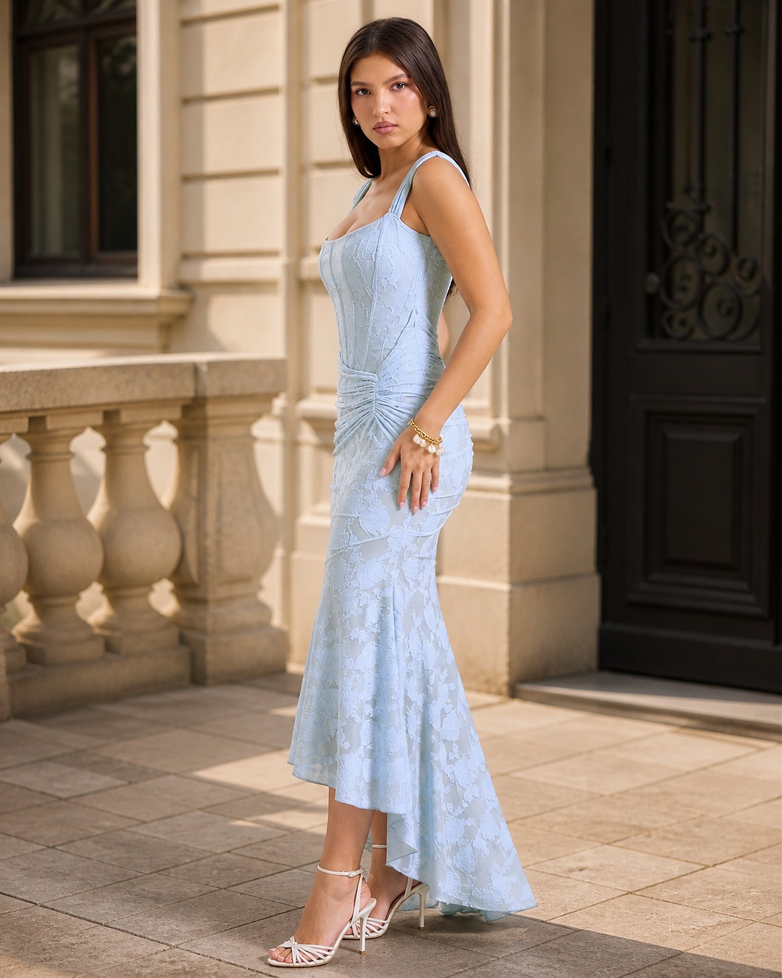 Ana-Maria în rochie albastră din dantelă, vedere laterală în exterior