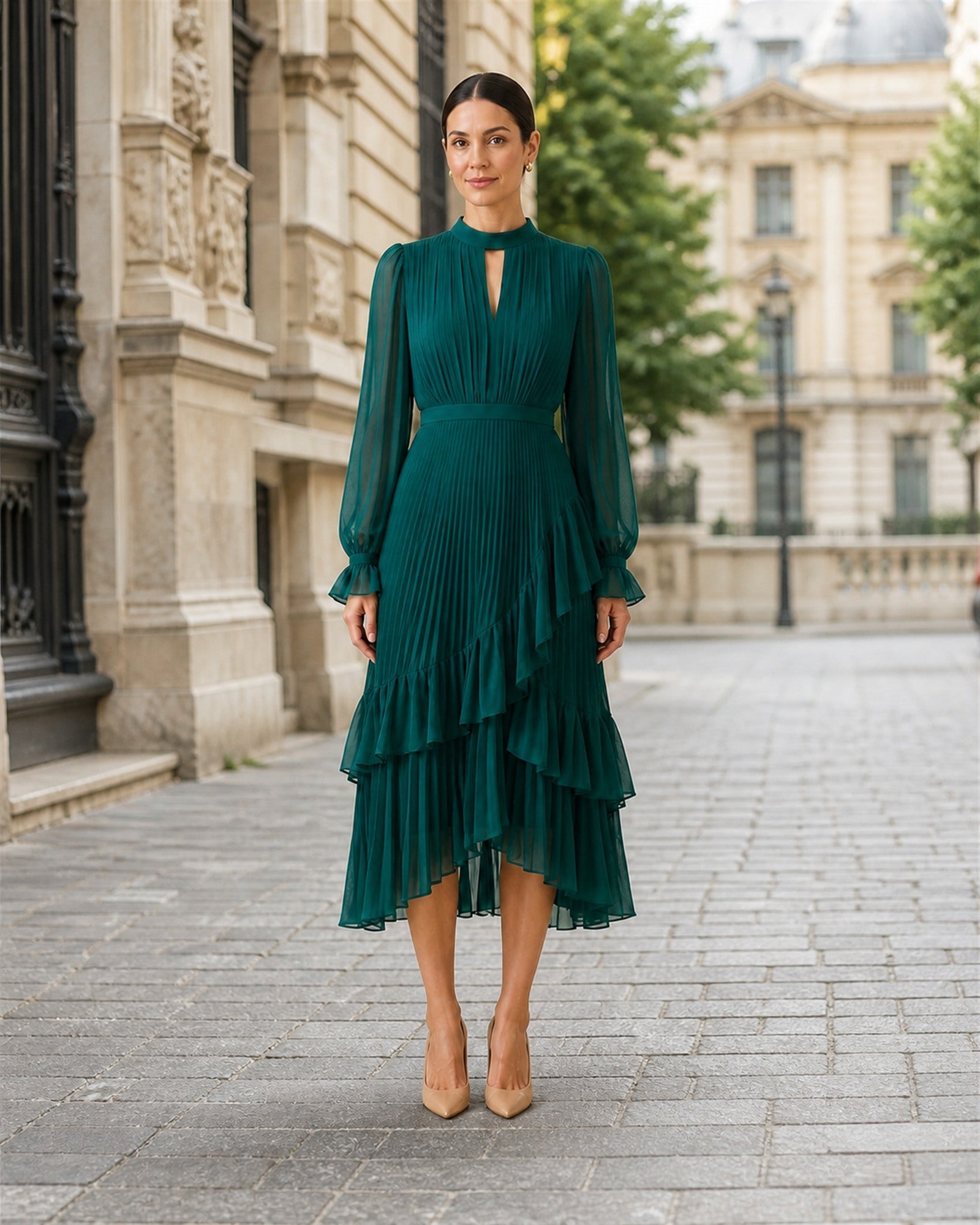 Ana-Valentina în rochie Verde, vedere frontală în exterior