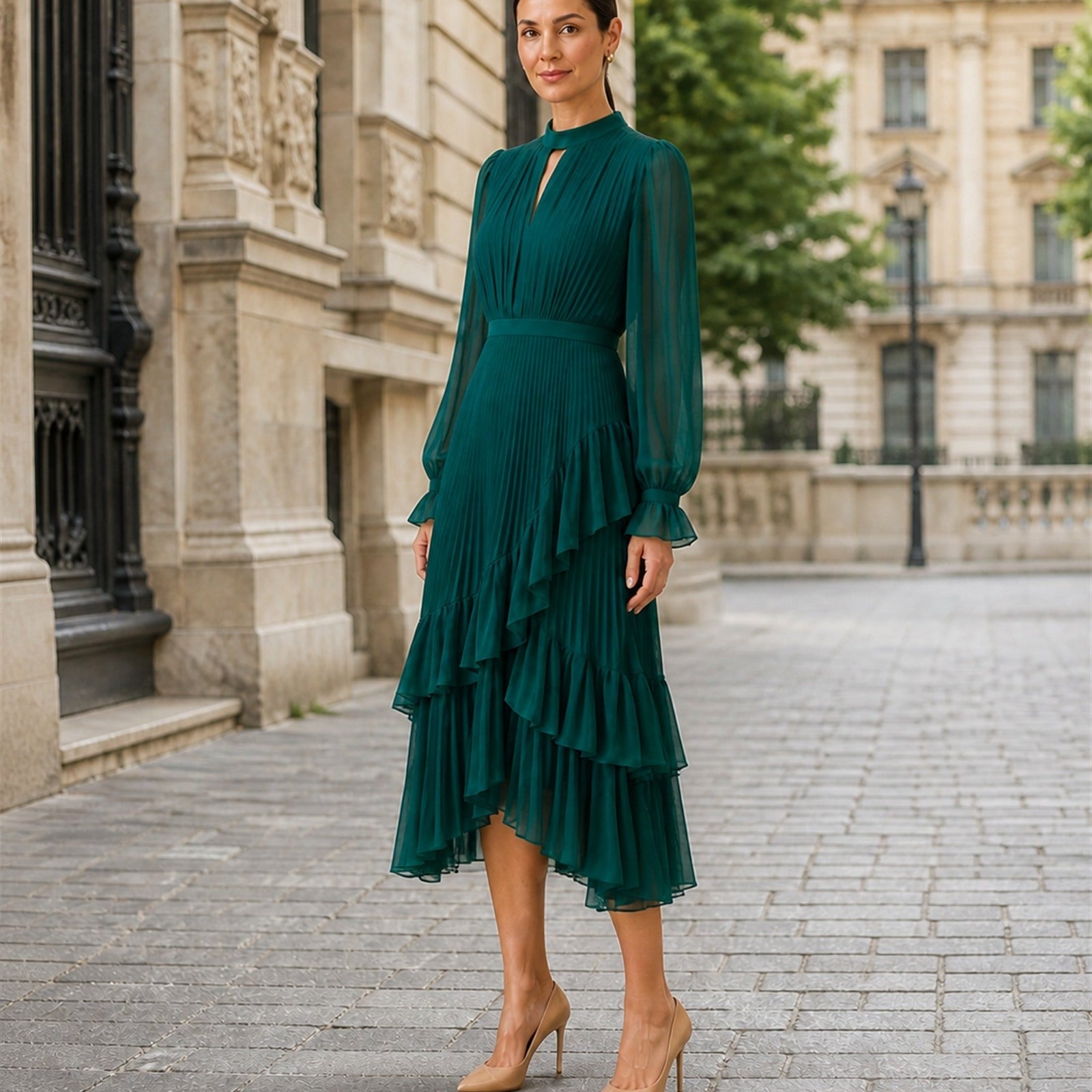 Ana-Valentina în rochie Verde, vedere laterală în exterior