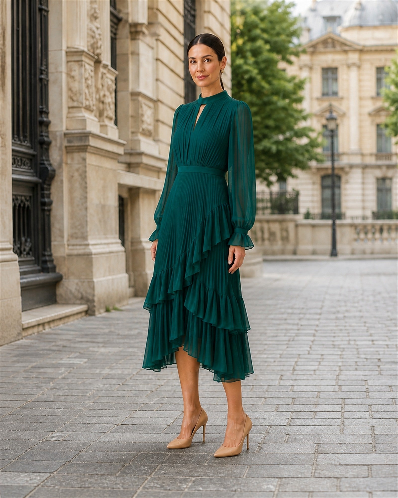 Ana-Valentina în rochie Verde, vedere laterală în exterior