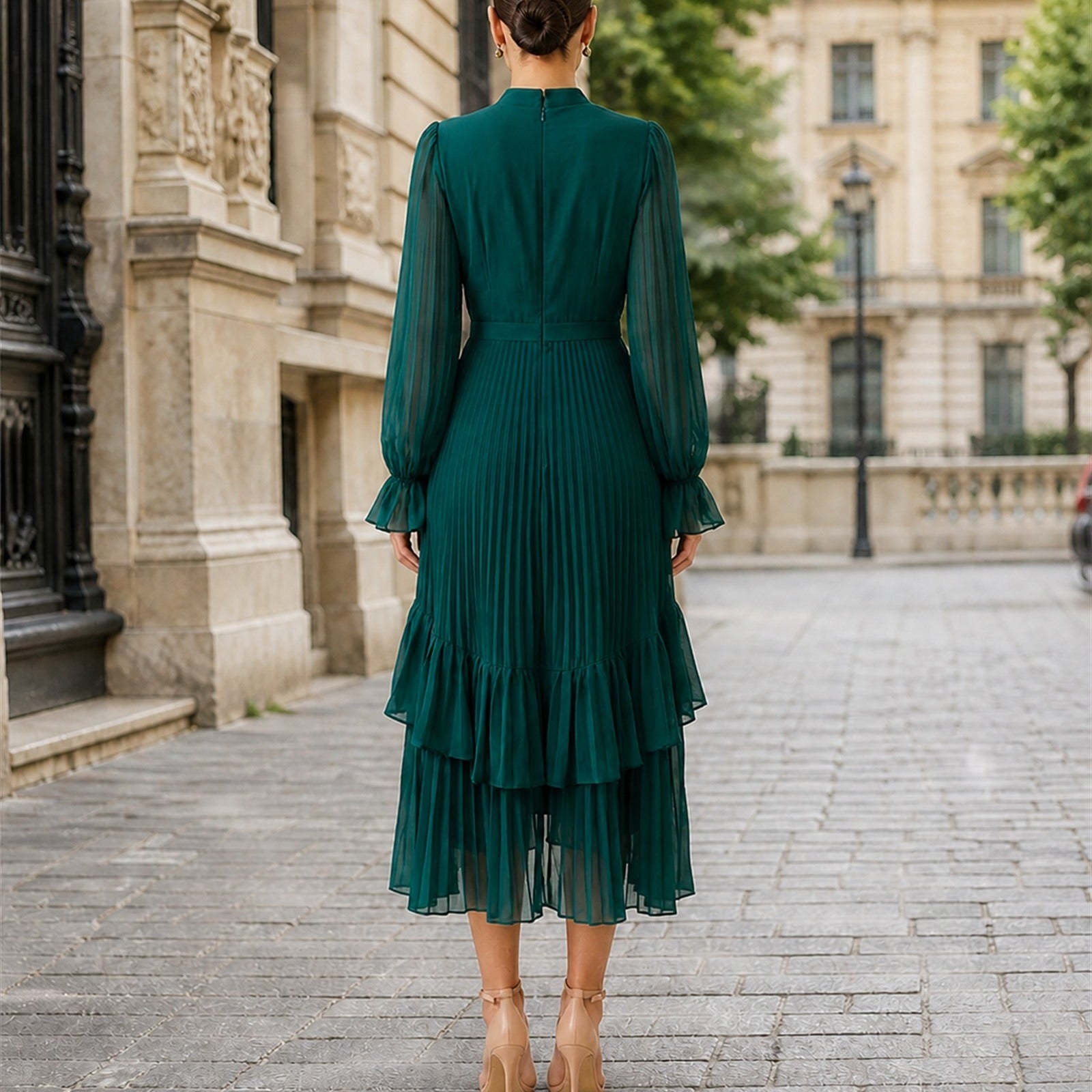 Ana-Valentina în rochie Verde, vedere din spate
