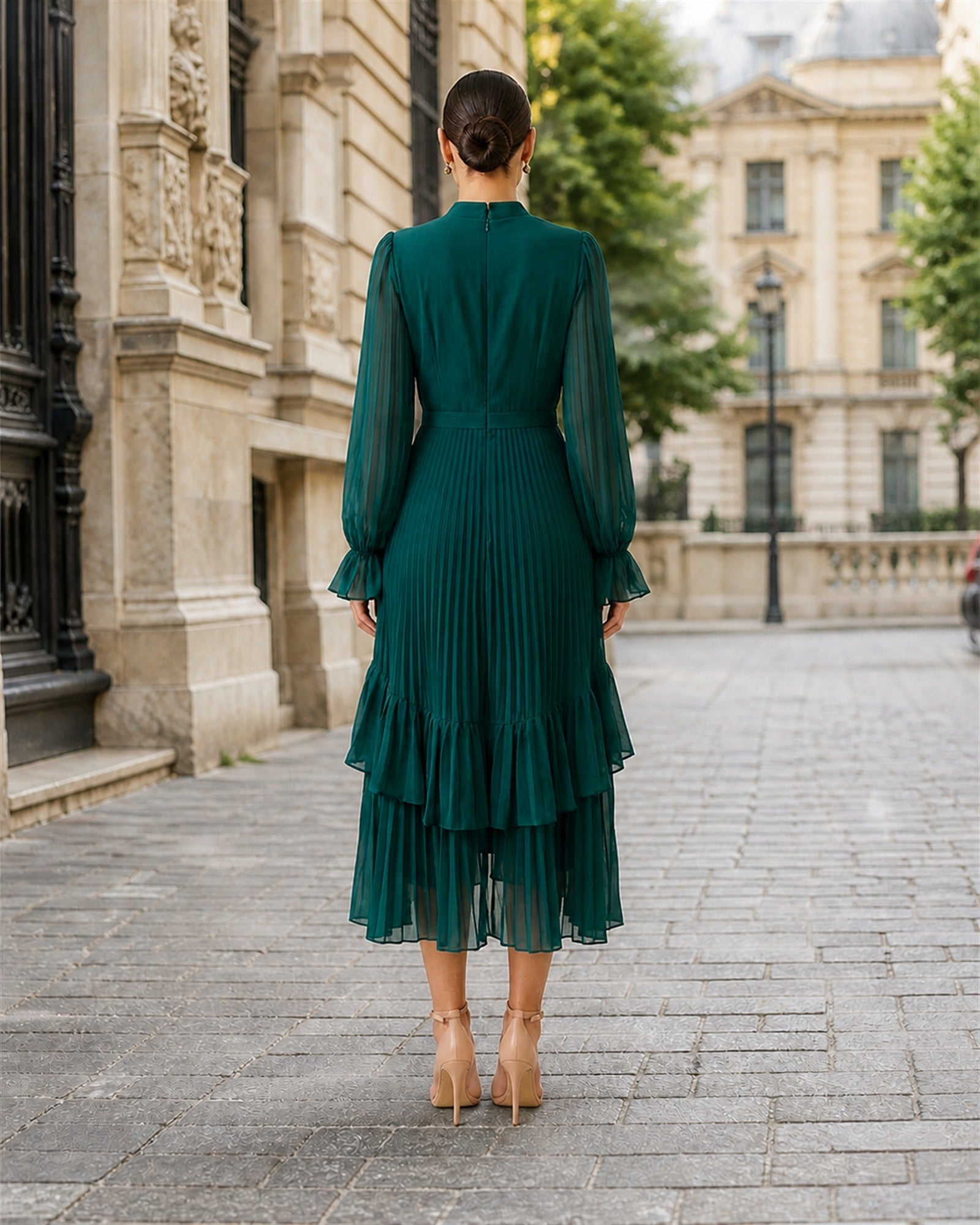 Ana-Valentina în rochie Verde, vedere din spate