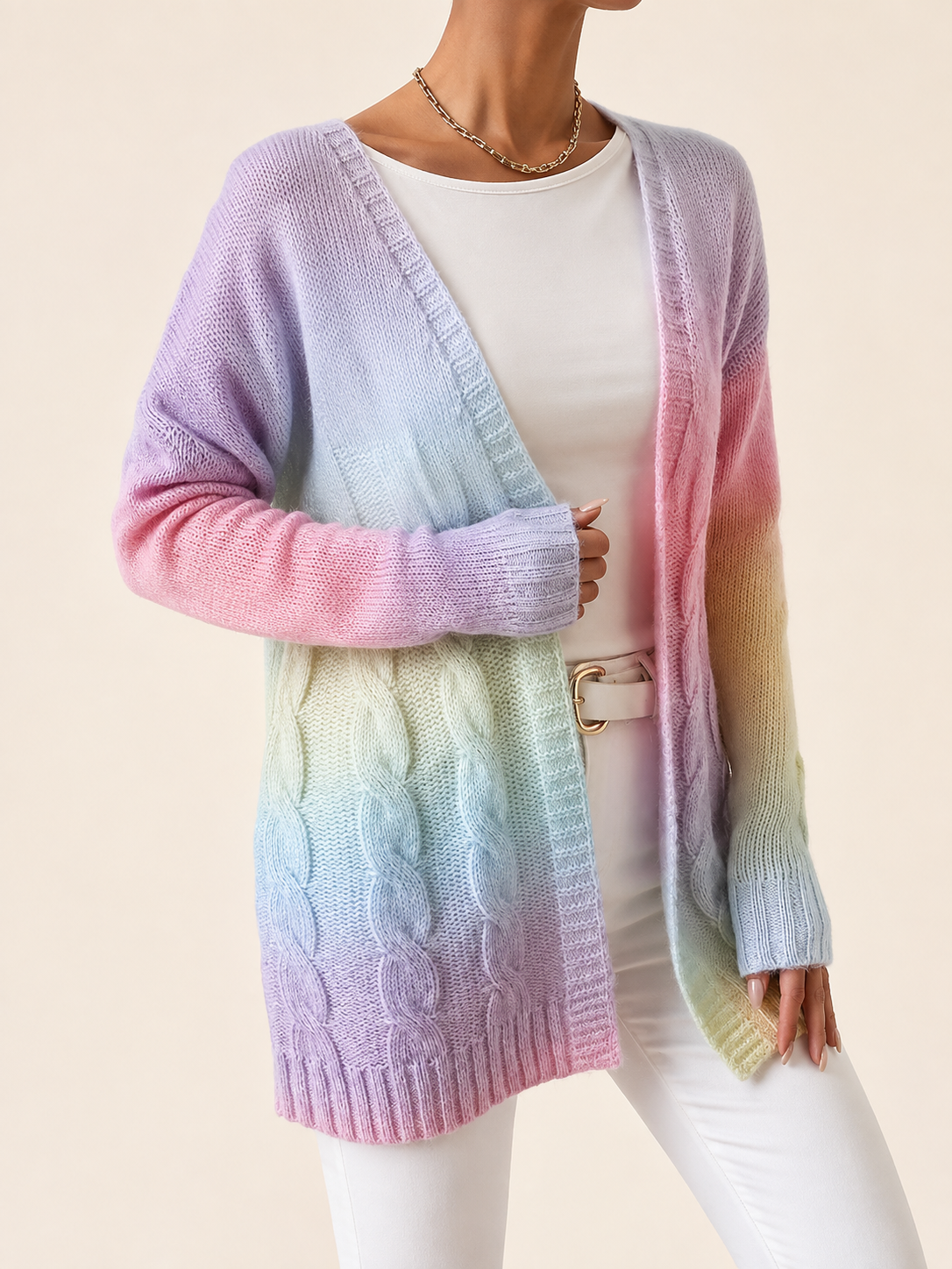 Lange pastellfarbene Strickjacke auf warmem beigem Hintergrund