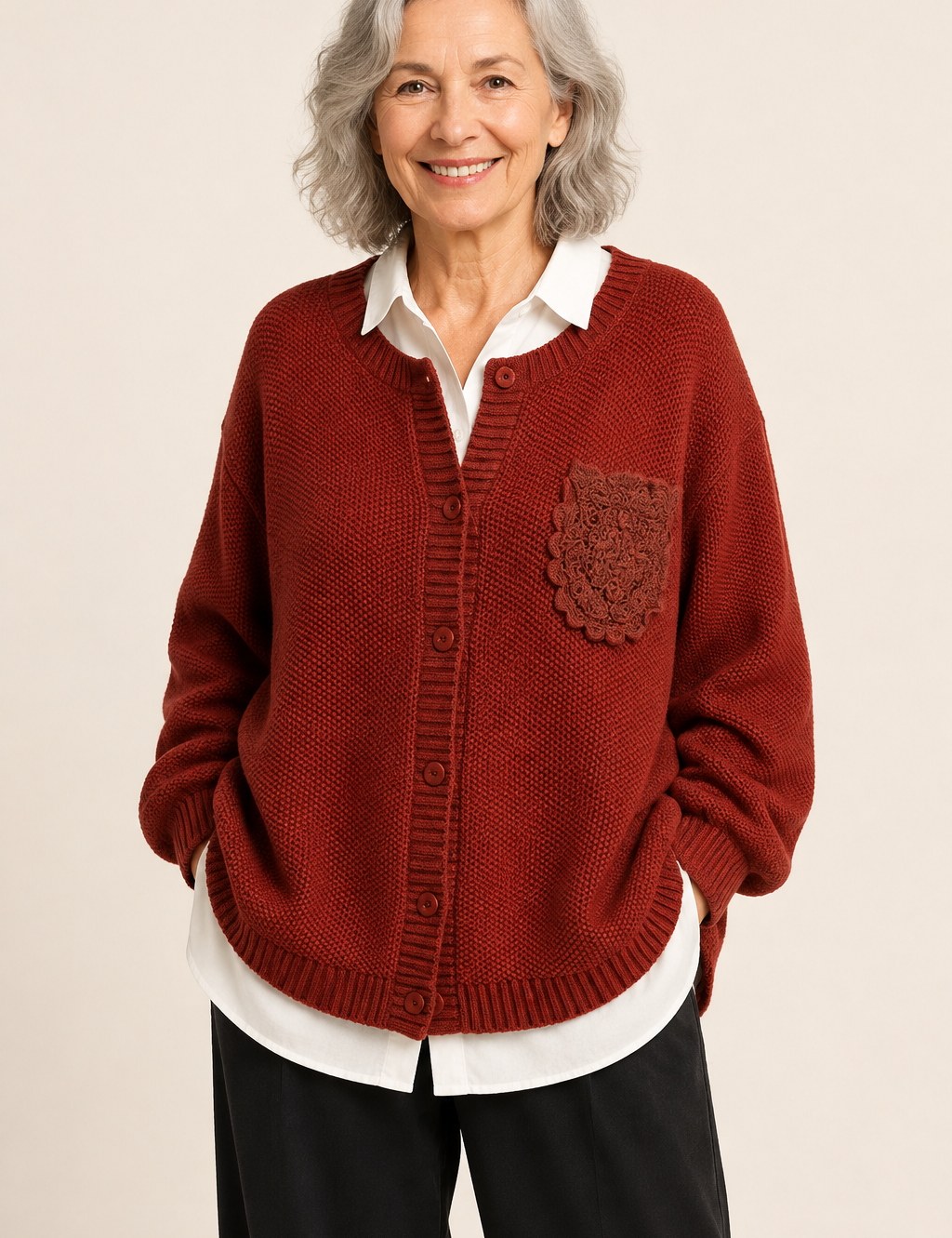 The Ansley | Kuscheliger Cardigan – warmbeiger Studiohintergrund