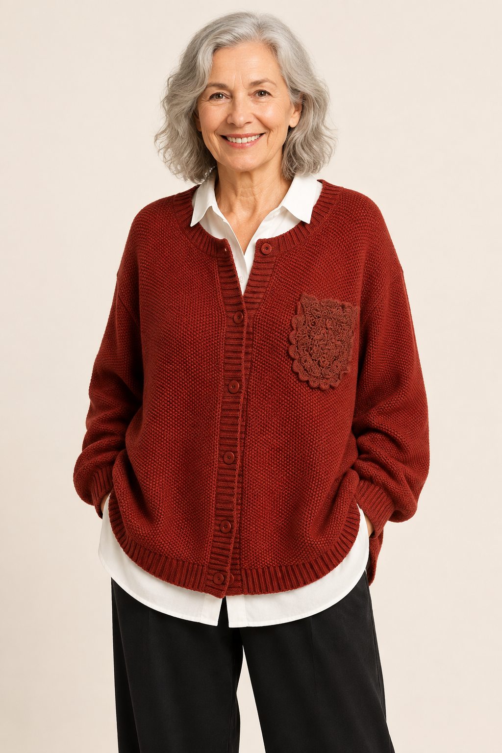 The Ansley | Kuscheliger Cardigan – warmbeiger Studiohintergrund