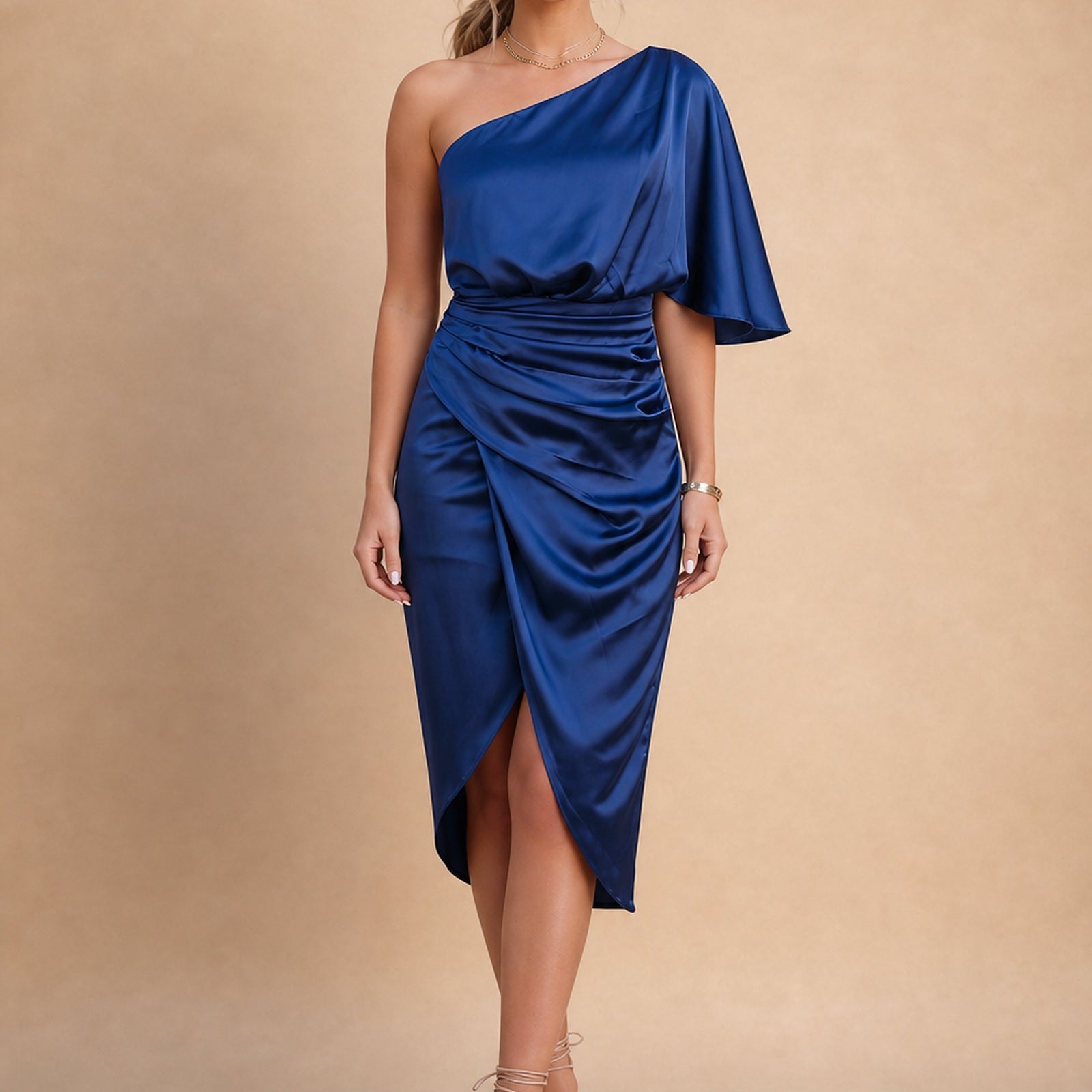 Antonia în rochie albastră din satin, vedere frontală în studio