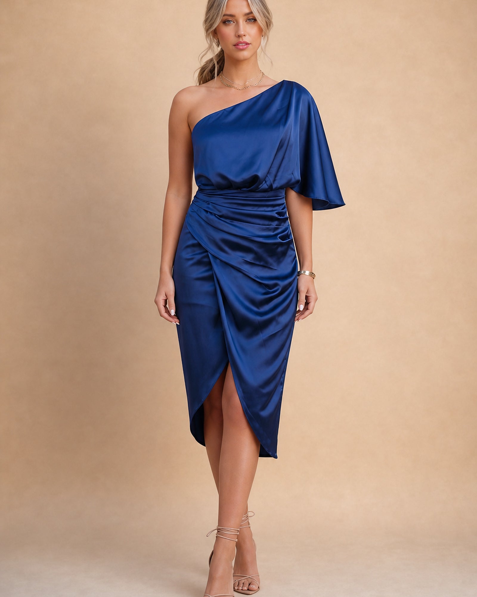 Antonia în rochie albastră din satin, vedere frontală în studio