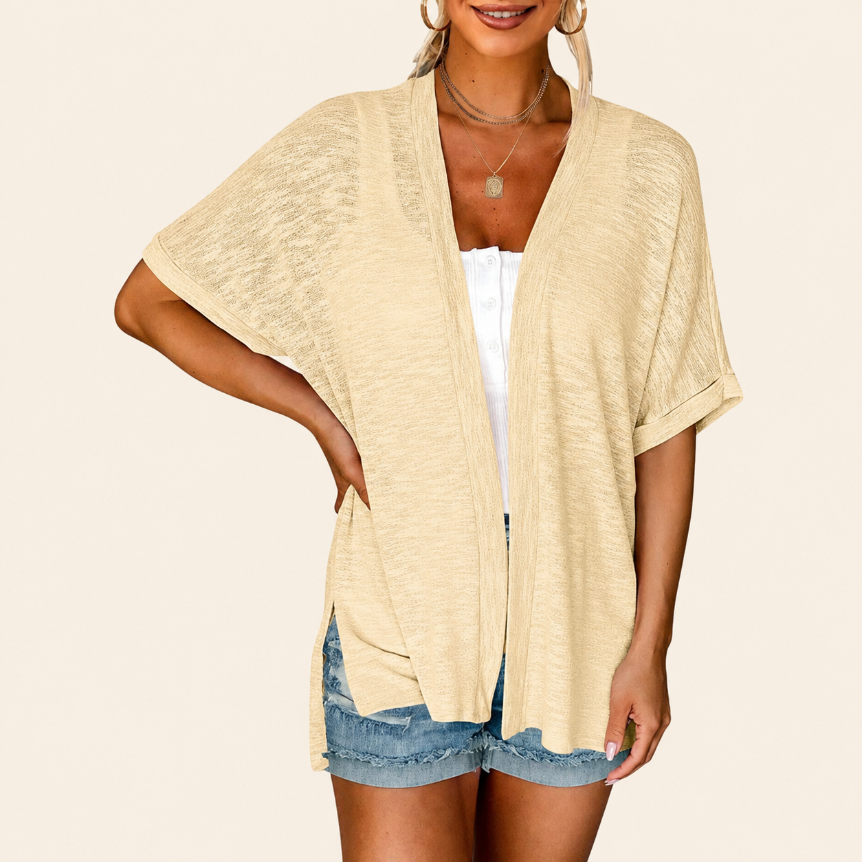 Appolline | Stylish Flowing kurzärmelig Cardigan – warmbeiger Studiohintergrund