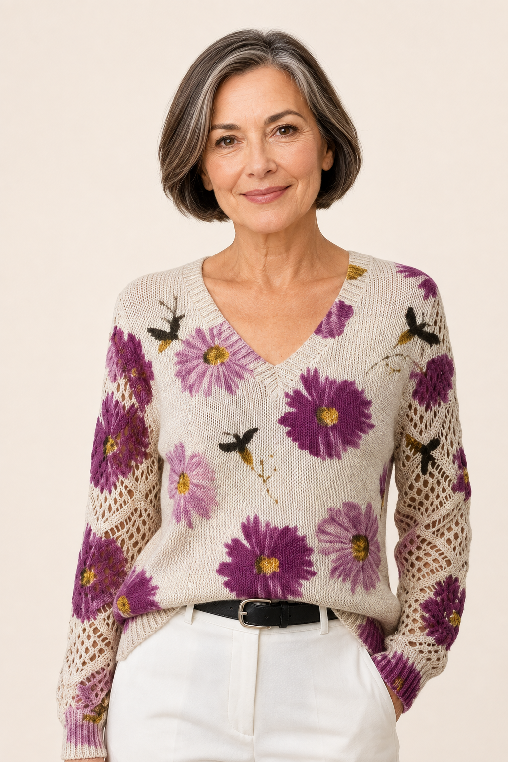 Aura cremefarbener Blumenpullover an reifer Frau auf warmem beigem Hintergrund