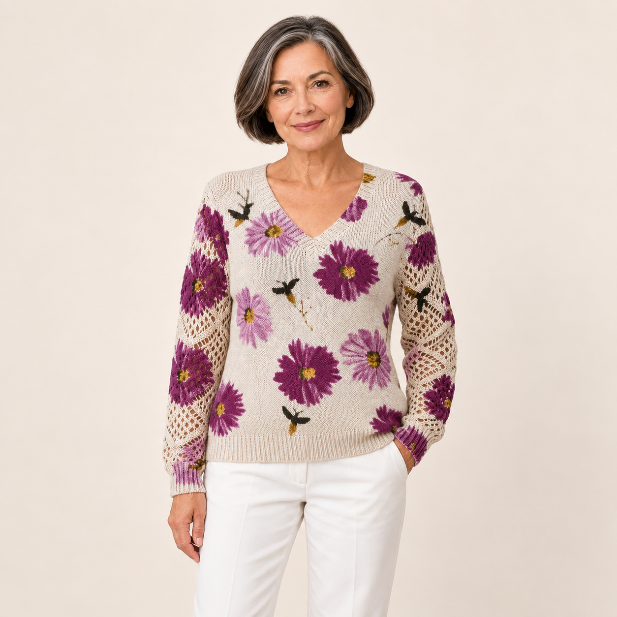 Aura – Violetter Blumenpullover an Model