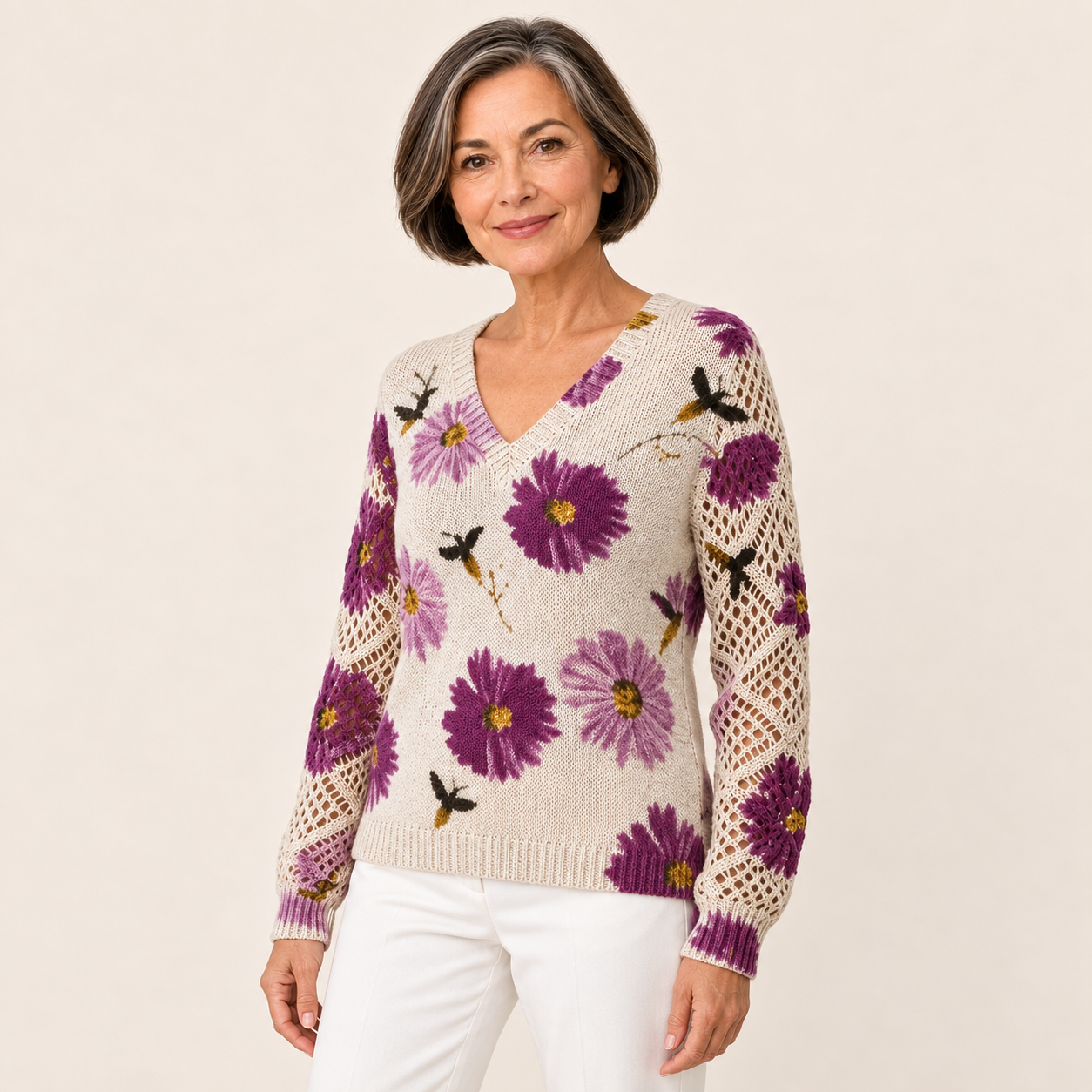 Aura – Violetter Blumenpullover, alternative Pose