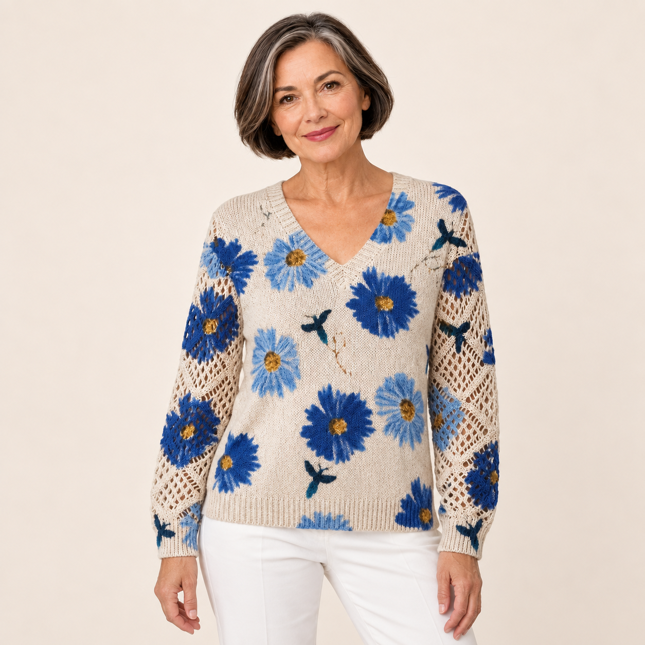 Aura – Blauer Blumenpullover an Model