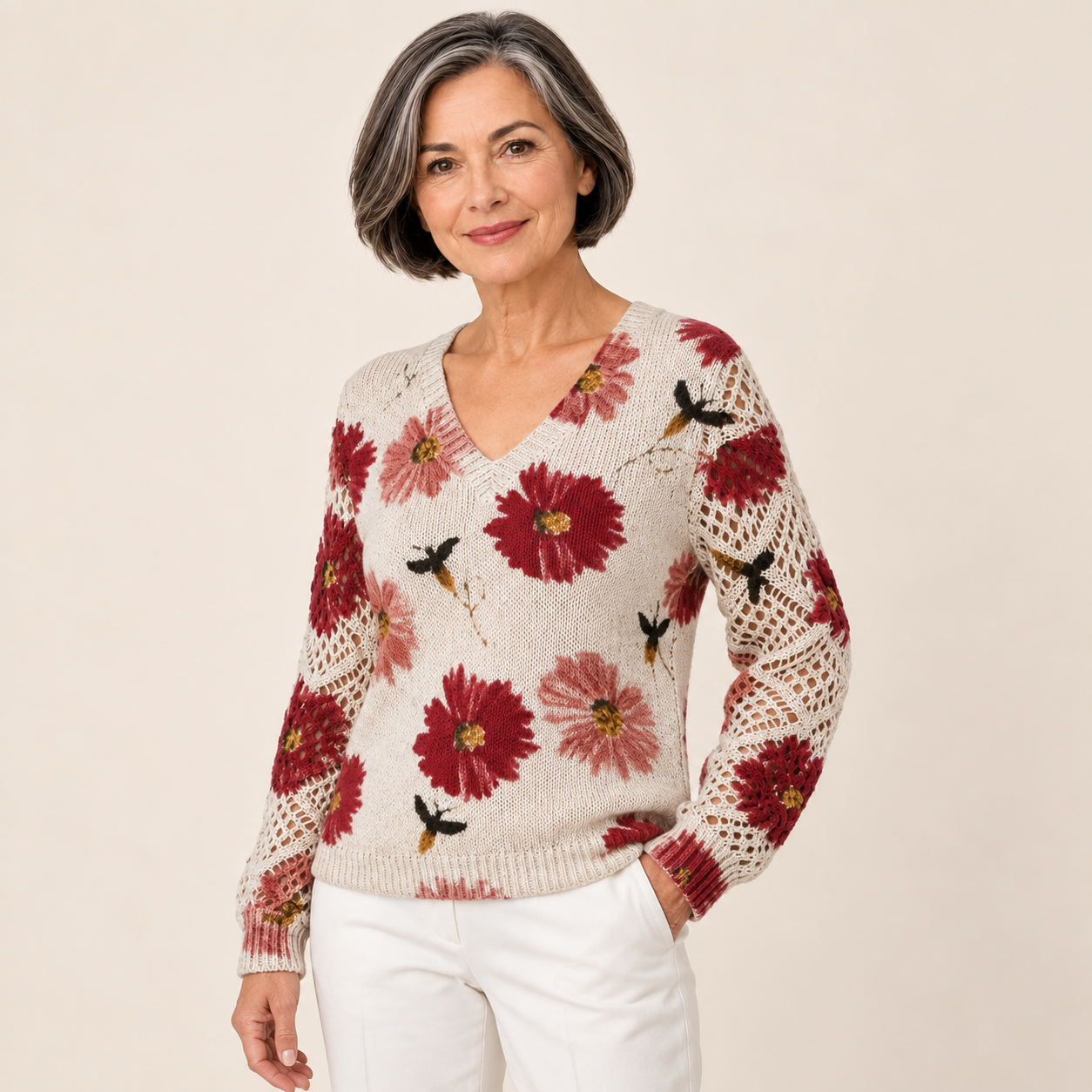 Aura – Roter Blumenpullover an Model