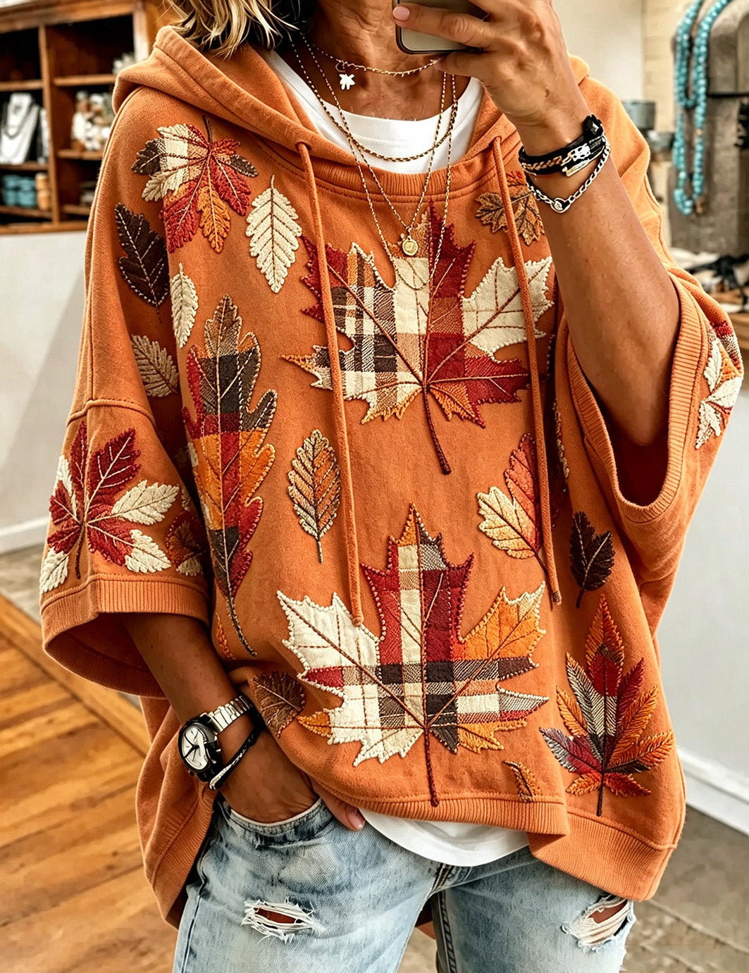 Herbst-Sweatshirt mit Blätter- und Patchworkmotiv – Kürbisorange