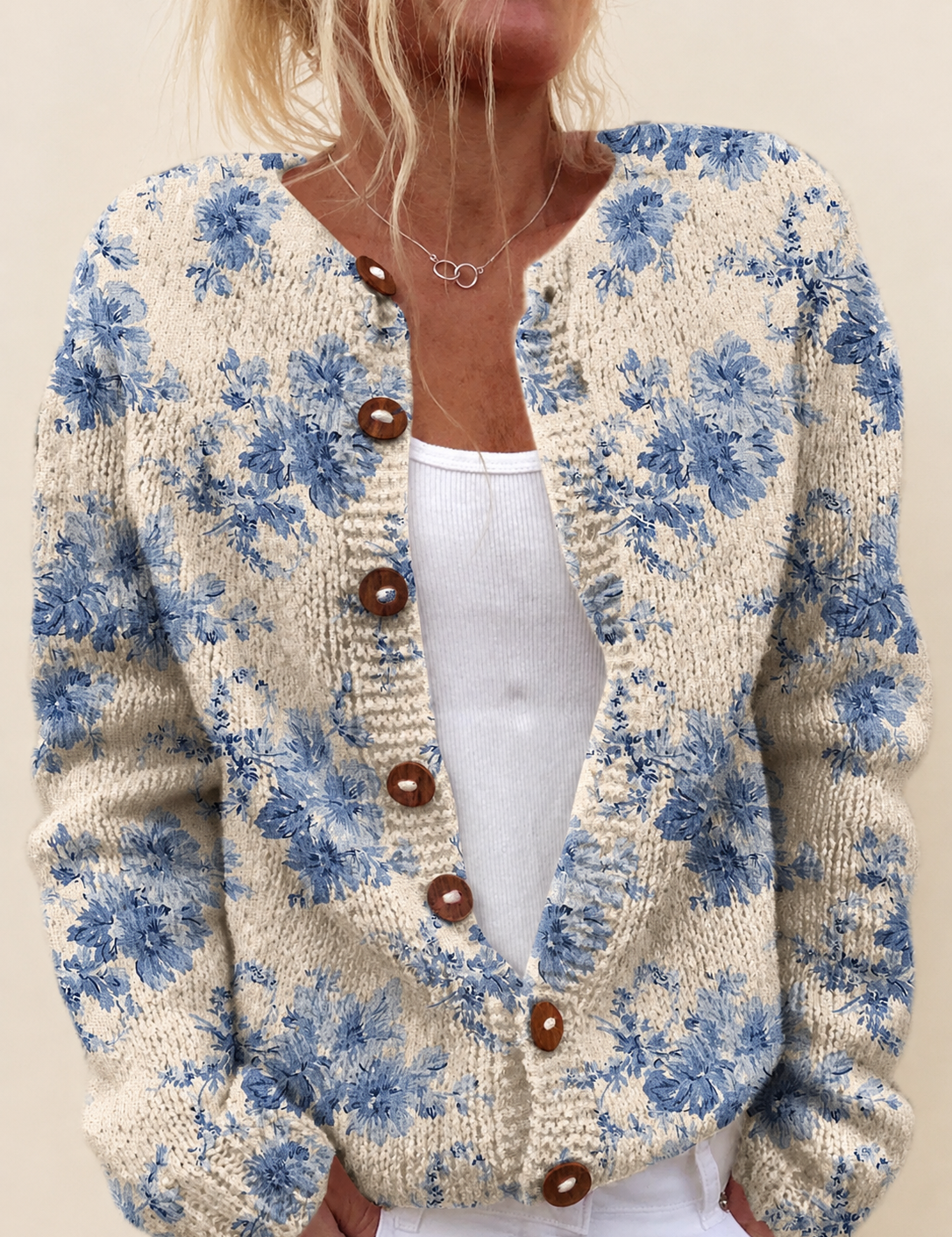 Cardigan mit zartem Blumenprint – warmbeiger Studiohintergrund