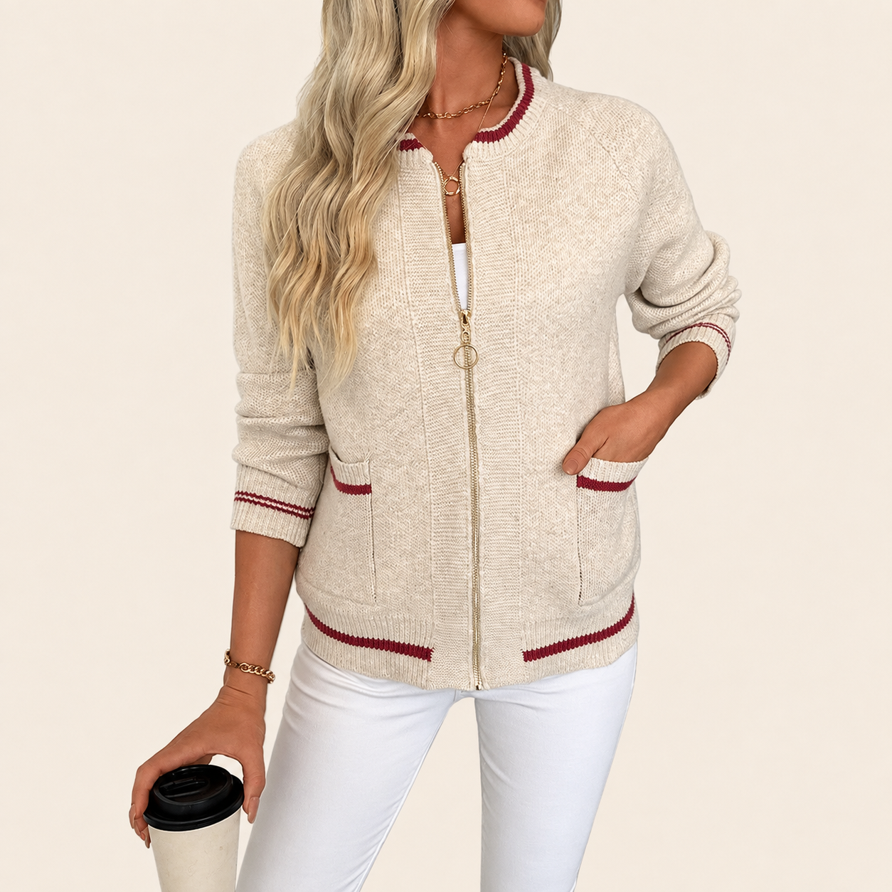 Damen lang-Sleeve Zip Bomber Cardigan mit Taschen – warmbeiger Studiohintergrund