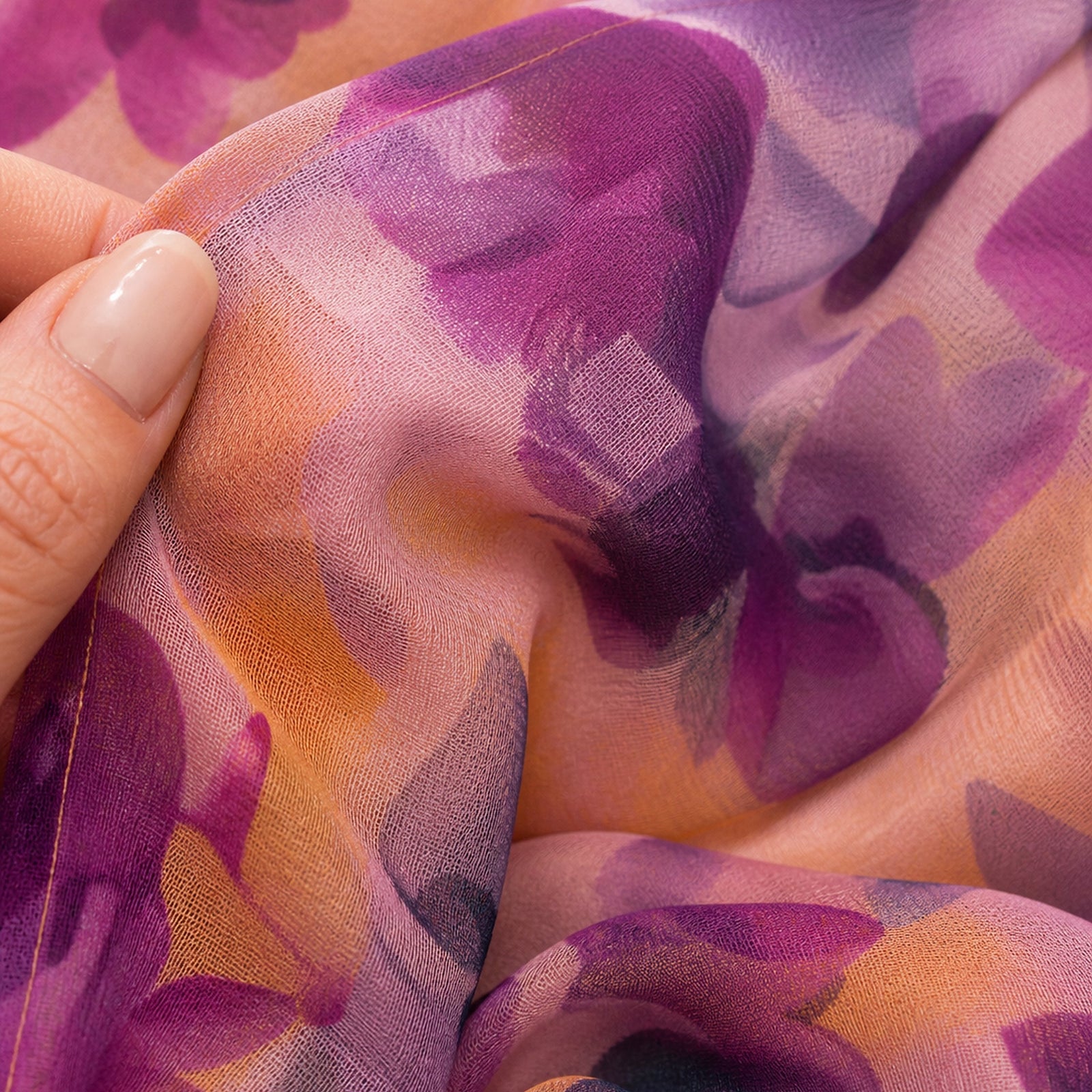 Prim-plan al materialului rochiei Calen violet