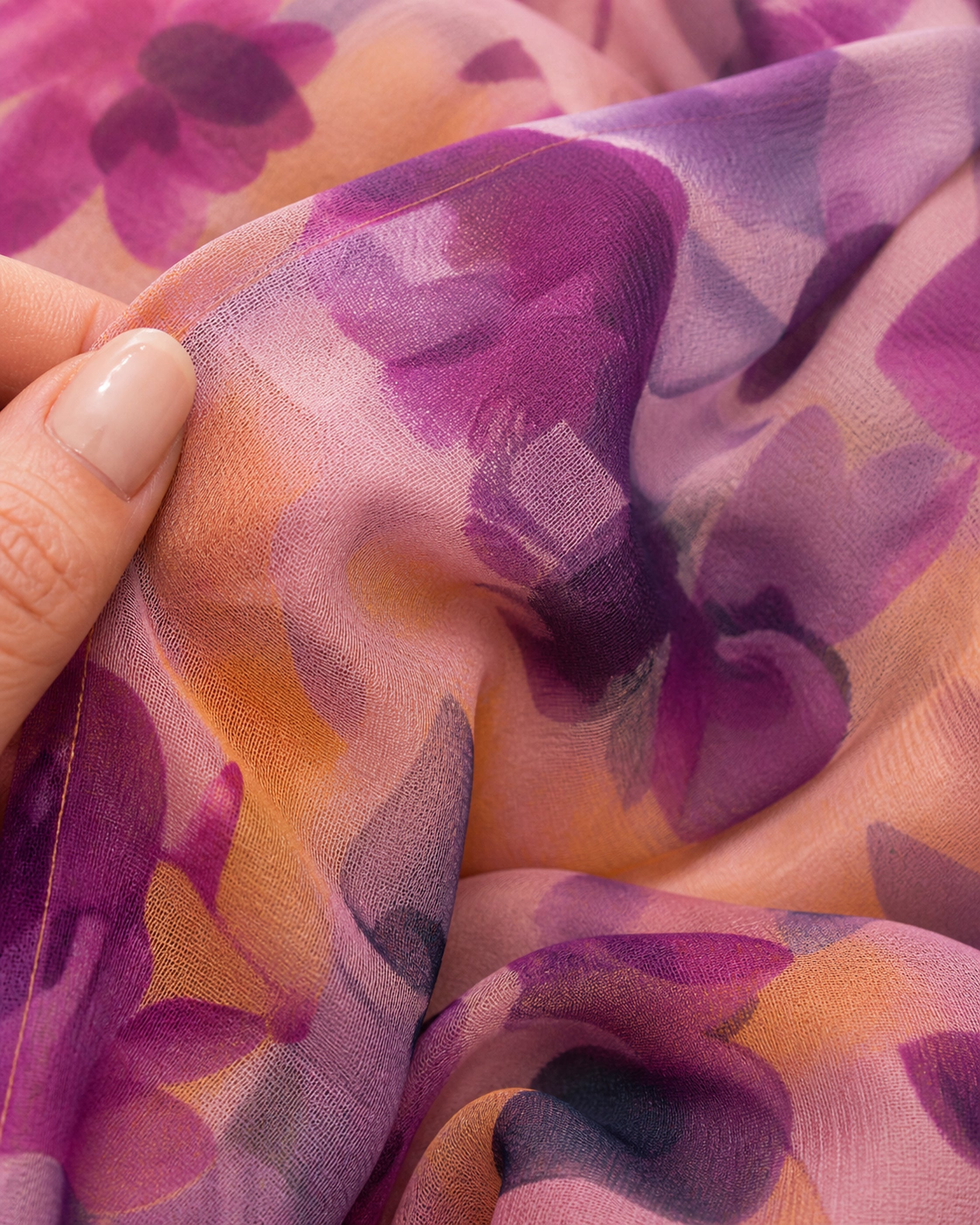 Prim-plan al materialului rochiei Calen violet