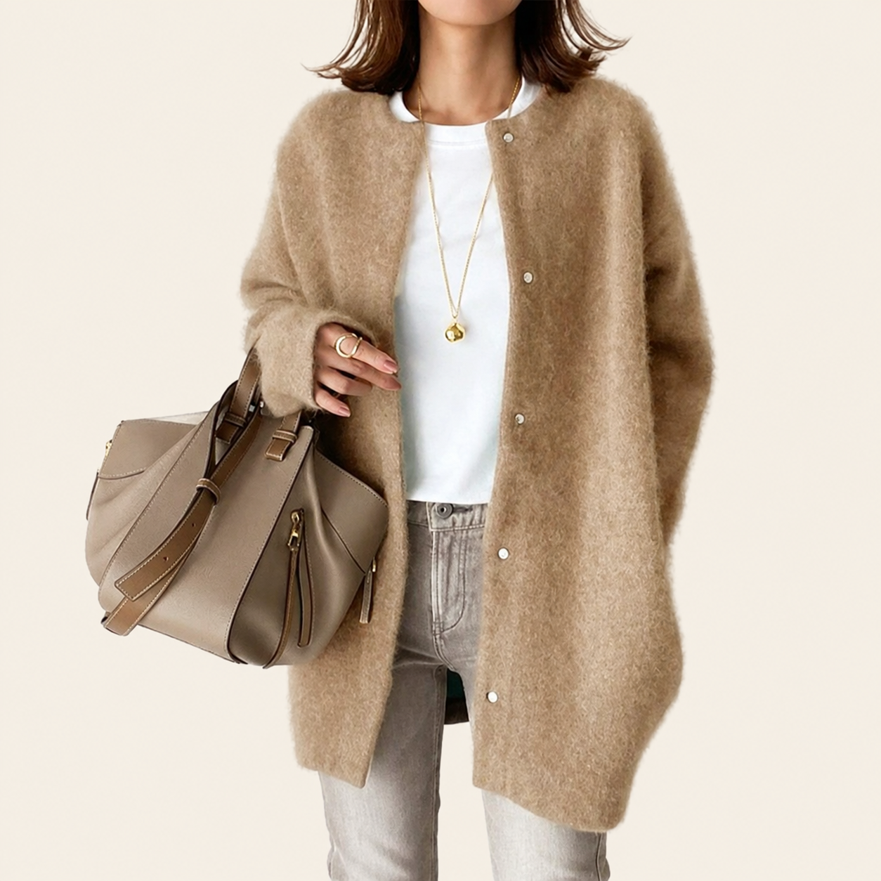 Candela | Bequeme Vest – warmbeiger Studiohintergrund