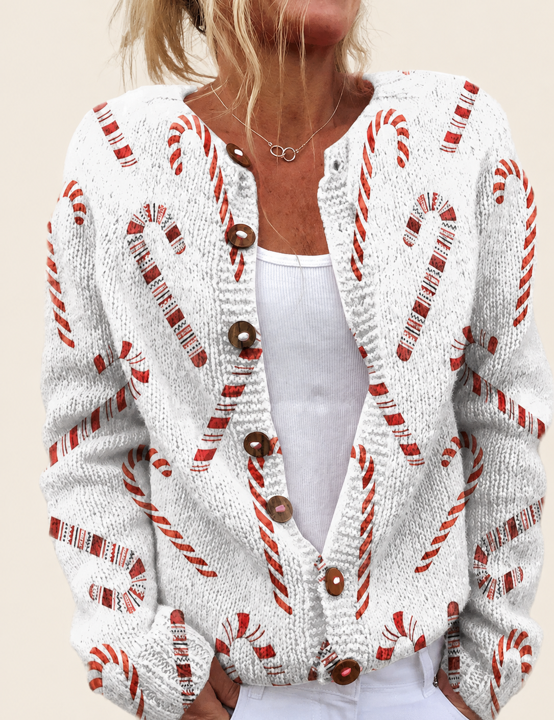 Cardigan mit Zuckerstangen-Print – warmbeiger Studiohintergrund