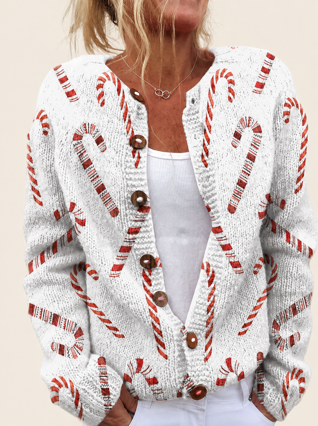 Cardigan mit Zuckerstangen-Print – warmbeiger Studiohintergrund
