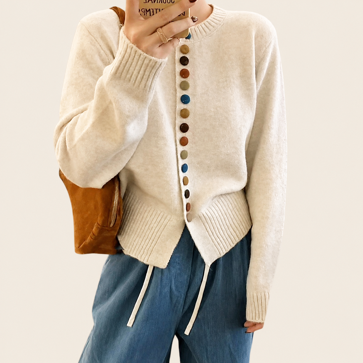 The Celestine | Damen-Strickjacke – warmbeiger Studiohintergrund