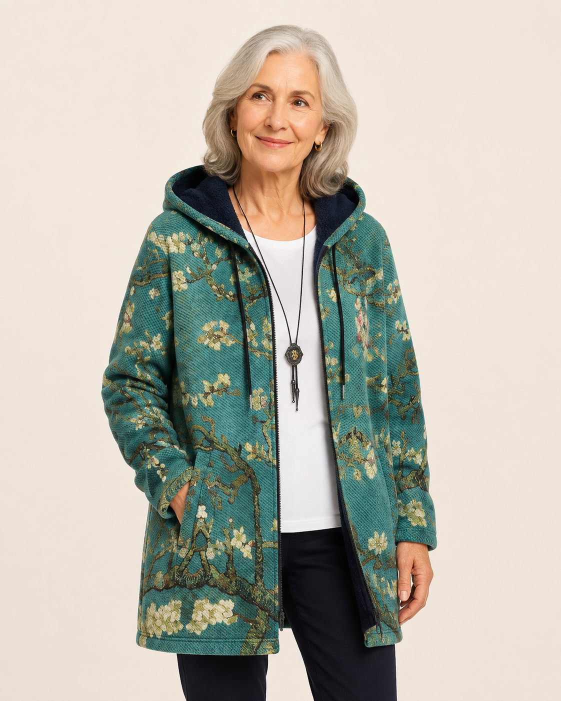 Celine | Luxurious, Artistically Inspired Cardigan – warmbeiger Studiohintergrund