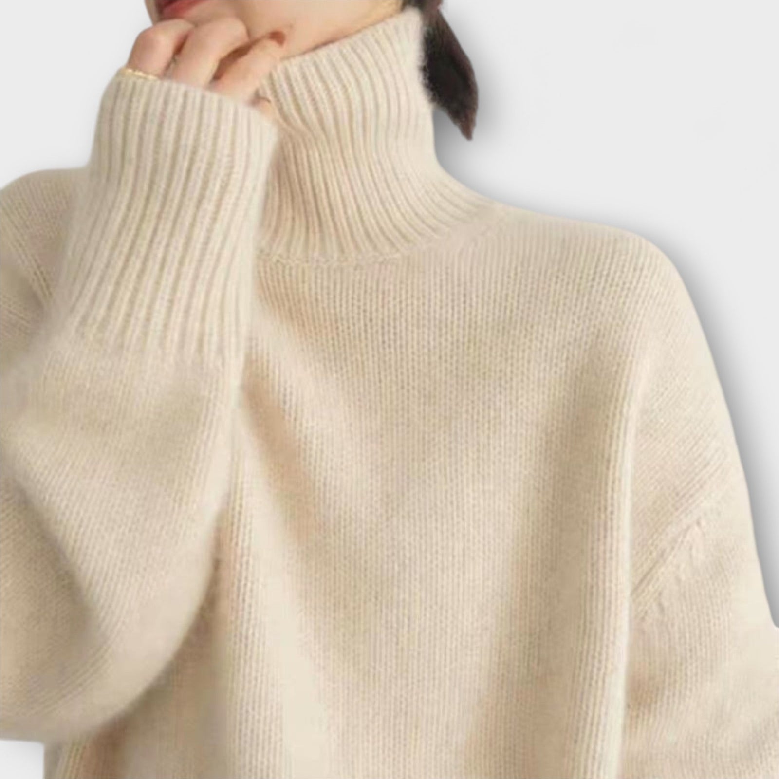Mera Rollkragenpullover in Beige, Kragen und Strickdetail