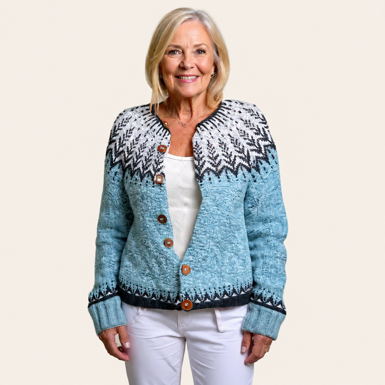 Clara | Vintage-Icelandic Cardigan – warmbeiger Studiohintergrund