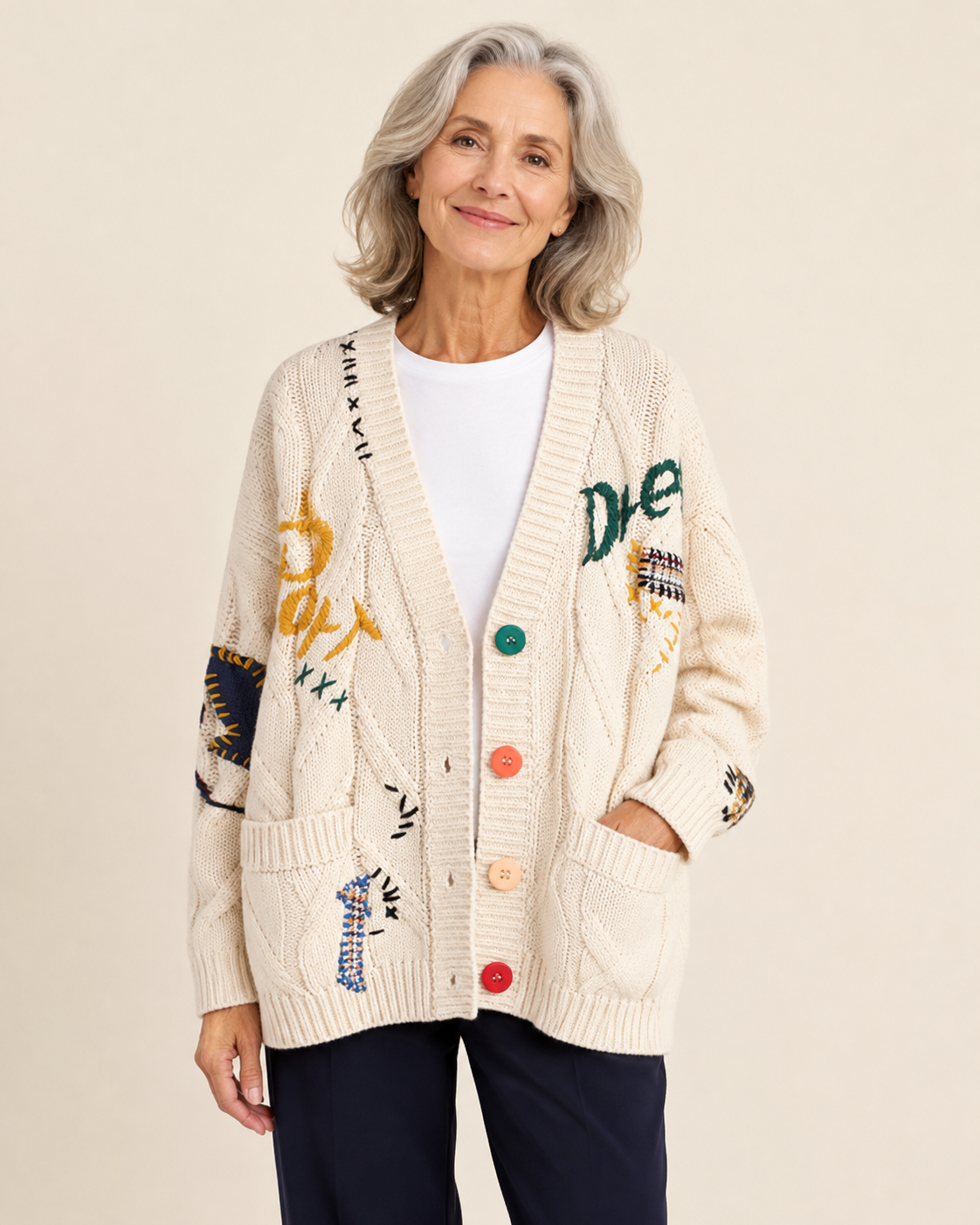 Clara | Playful gestrickt Vest – warmbeiger Studiohintergrund
