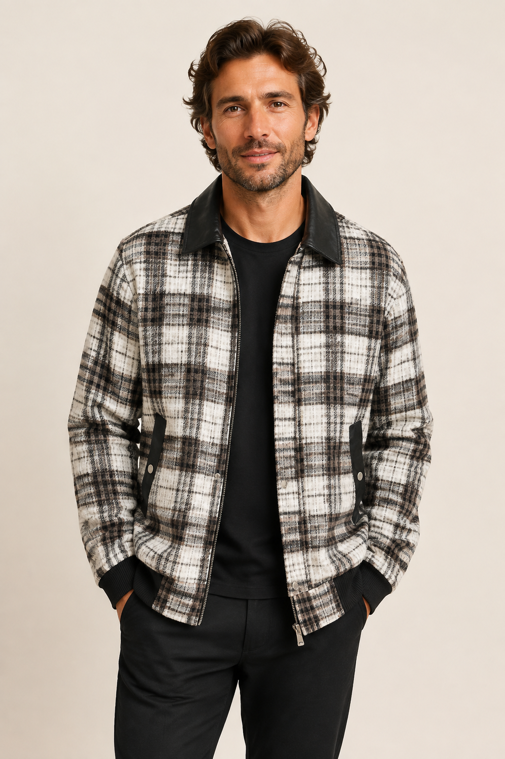 Hell karierte Overshirt-Jacke mit Kunstlederkragen an Mann auf beigem Hintergrund