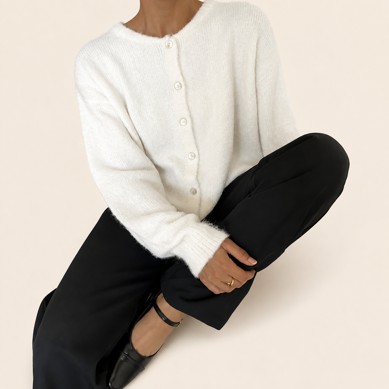Damen crew-neck Cardigan mit langärmelig und Knöpfe – warmbeiger Studiohintergrund