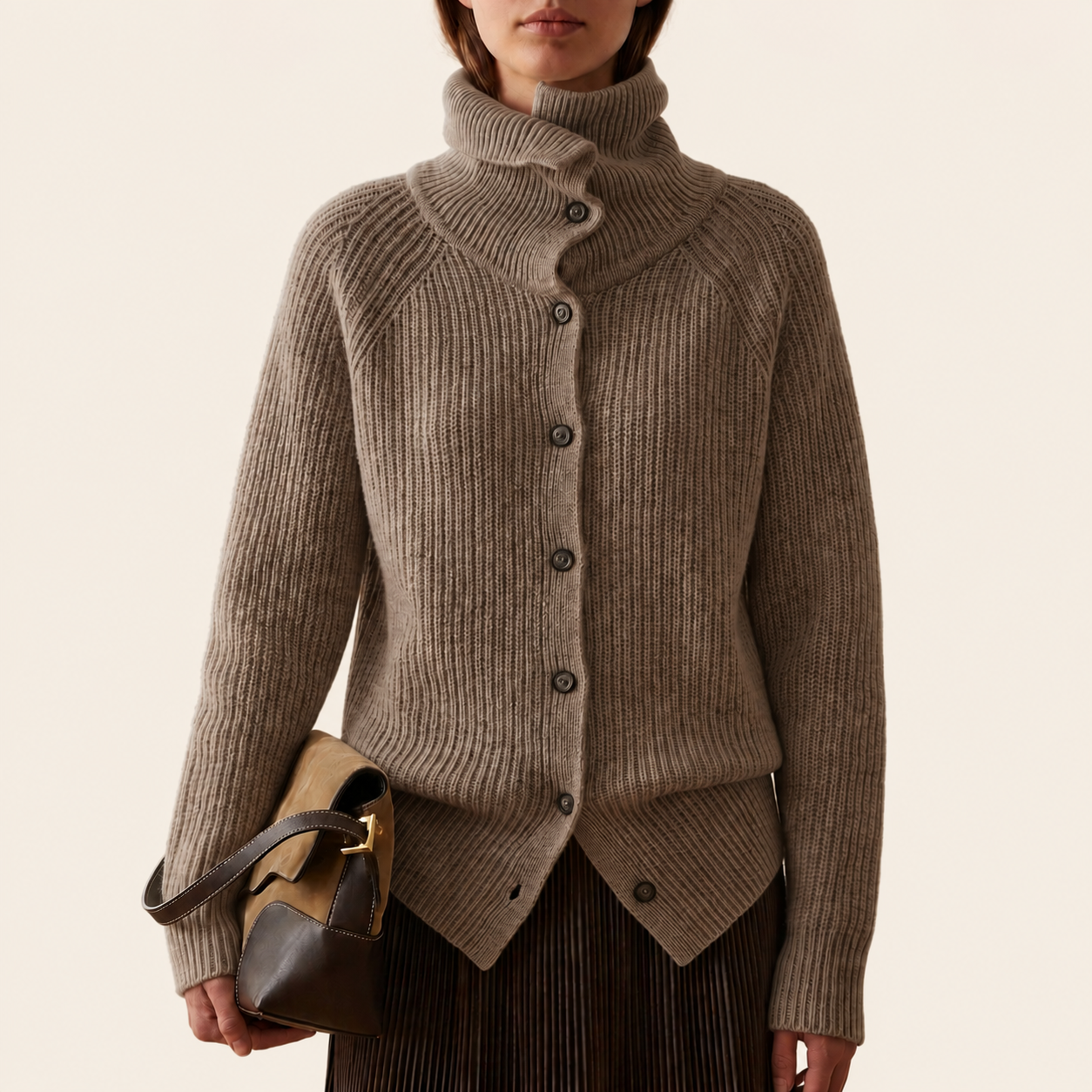 Damen lang-sleeve button-front Cardigan – warmbeiger Studiohintergrund